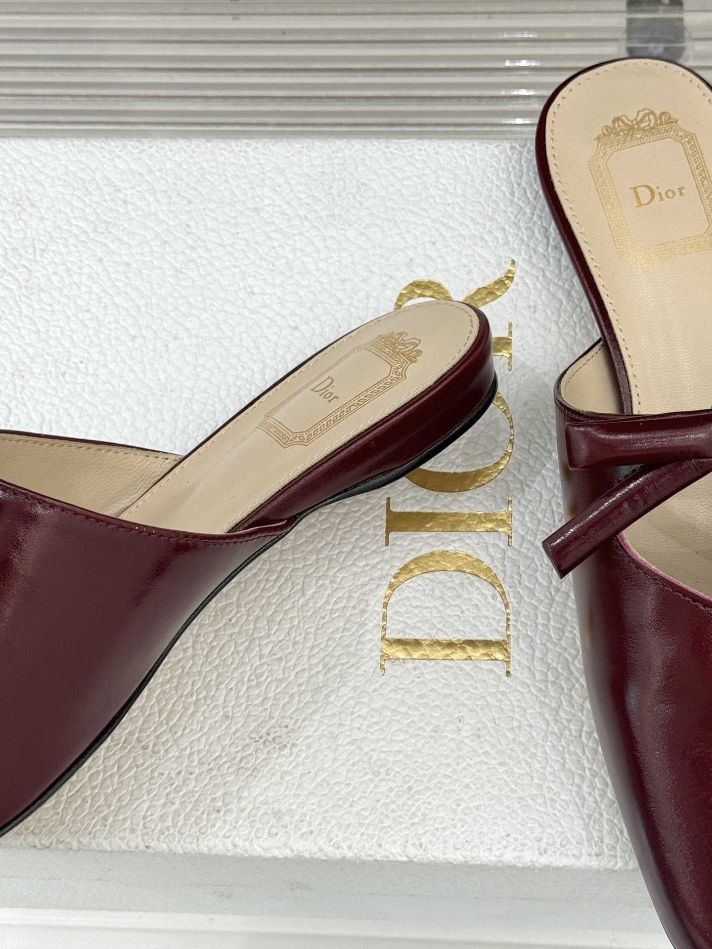 Dior/迪奥26WF早春新品蝴蝶结包头半拖鞋鱼嘴凉鞋当罗马阿尔巴尼别墅的早春晨光吻过迪奥工坊的缎面裁片