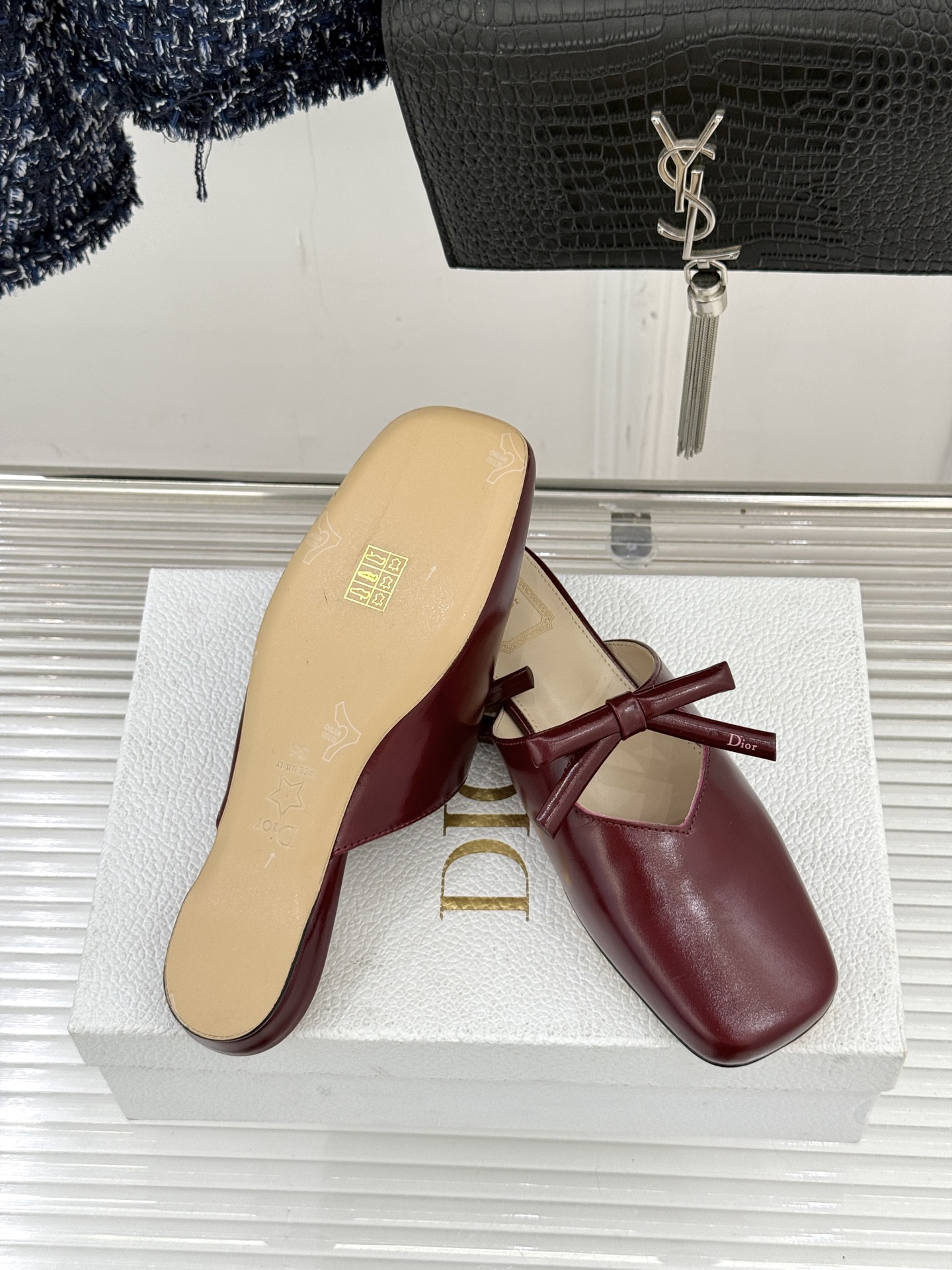 Dior/迪奥26WF早春新品蝴蝶结包头半拖鞋鱼嘴凉鞋当罗马阿尔巴尼别墅的早春晨光吻过迪奥工坊的缎面裁片