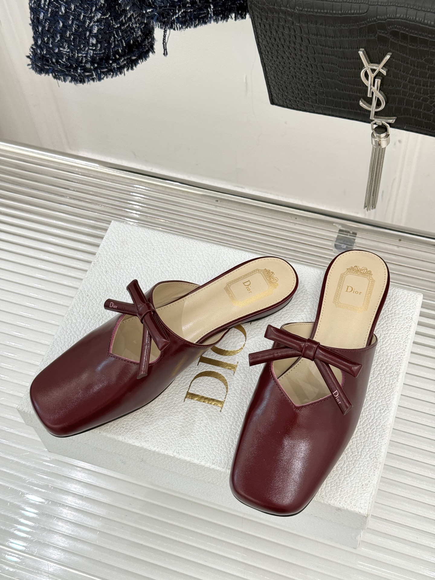 Dior/迪奥26WF早春新品蝴蝶结包头半拖鞋鱼嘴凉鞋当罗马阿尔巴尼别墅的早春晨光吻过迪奥工坊的缎面裁片