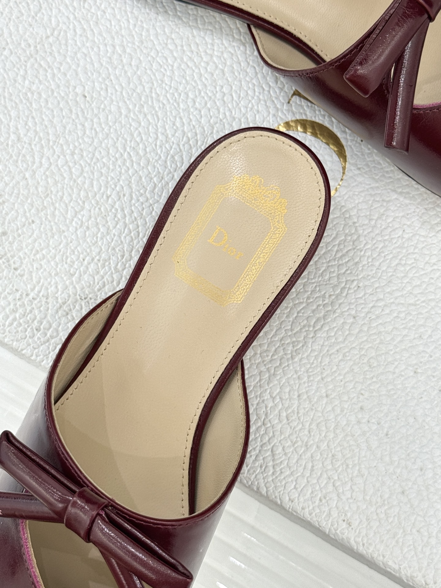 Dior/迪奥26WF早春新品蝴蝶结包头半拖鞋鱼嘴凉鞋当罗马阿尔巴尼别墅的早春晨光吻过迪奥工坊的缎面裁片