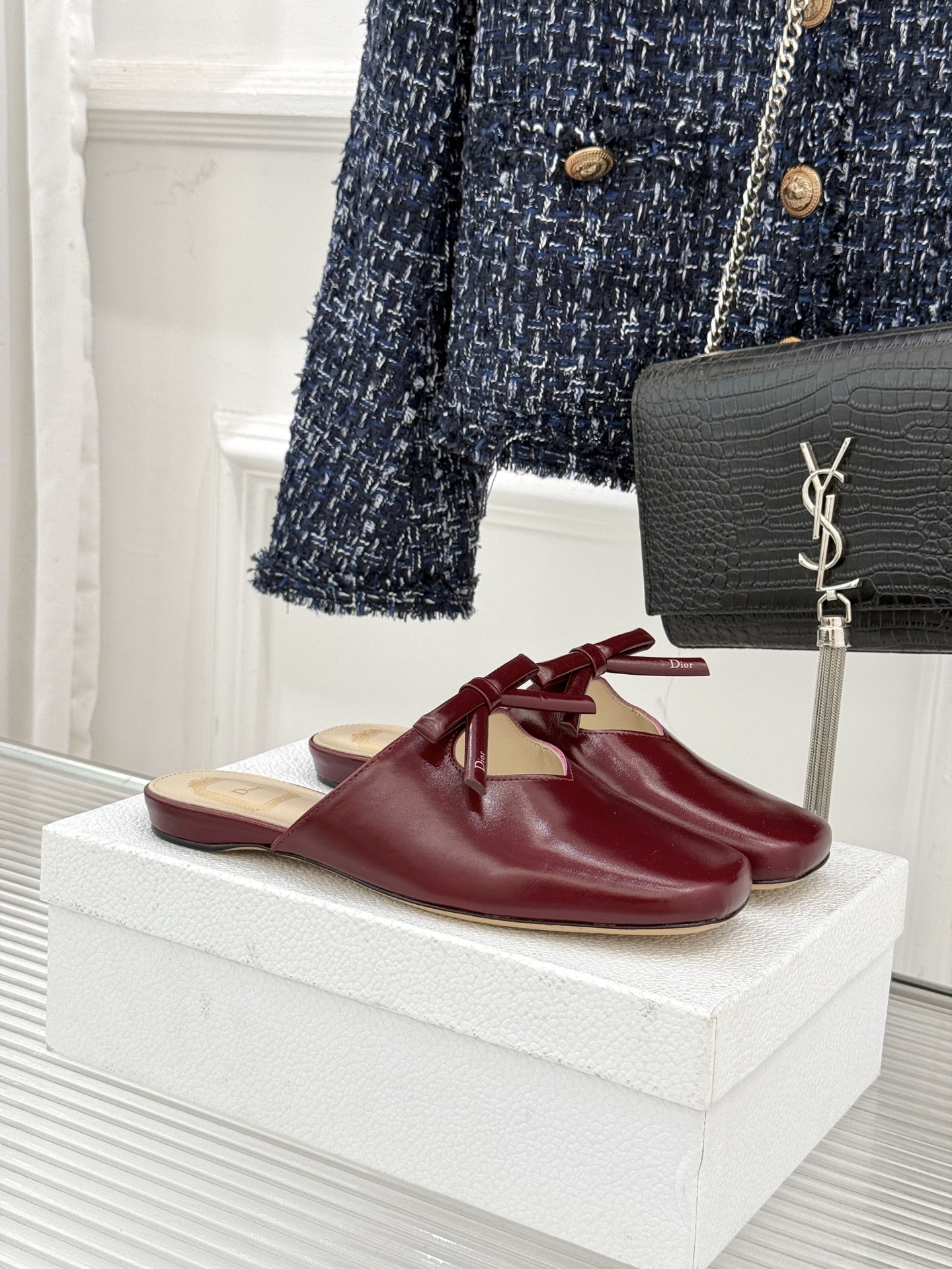 NO:694926,Dior/Dior 26WF early spring new bow toe-cap half slippers, fish mouth sandals When the early spring morning light of the Albani villa in Rome kissed the satin panels of the Dior workshop, these sandals followed the time, using Mr. Dior's beloved bow as the spiritual code. The elegant style of the 1947 New Look and the romantic gene of the 1962 archival bow tie. Every step is an elegant echo across time and space. Three-dimensional bow  It is the soul finishing touch of early spring. Deconstructing and reshaping the brand's archive bow, the flat style is the ultimate expression of relaxation in early spring, taking care of your heartbeat and rush throughout early spring. The fabric is made of original customized leather, and the lining and toes are all sheepskin. Italian imported genuine leather outsole size 35-39 (customized by 34/40/4142), half drag, dior, dior, sandals, slippers, sheepskin, Leather soles19860909Dior/迪奥26WF早春新品蝴蝶结包头半拖鞋 鱼嘴凉鞋 当罗马阿尔巴尼别墅的早春晨光 吻过迪奥工坊的缎面裁片 这双凉鞋便循着时光而来 以迪奥先生钟爱的蝴蝶结为精神密码 将1947年New Look的优雅风骨 1962年典藏领结的浪漫基因 每一步都是跨越时空的优雅回响. 立体蝴蝶结 是早春穿搭的灵魂点睛. 将品牌典藏蝴蝶结解构重塑 平底款是早春松弛感的终极表达 承包你整个早春的心动与奔赴. 面料采用原版定制皮料 内里踮脚均为羊皮 意大利进口真皮大底 size35-39（34/40/4142定制）,半拖,dior,dior,sandals,slippers,sheepskin,Leather soles,Women's Shoes