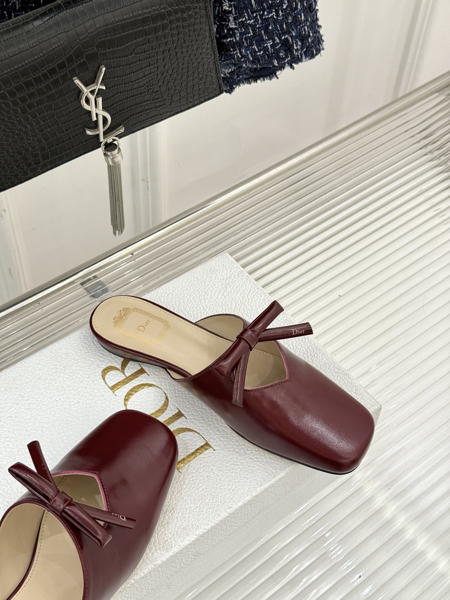 Dior/迪奥26WF早春新品蝴蝶结包头半拖鞋鱼嘴凉鞋当罗马阿尔巴尼别墅的早春晨光吻过迪奥工坊的缎面裁片