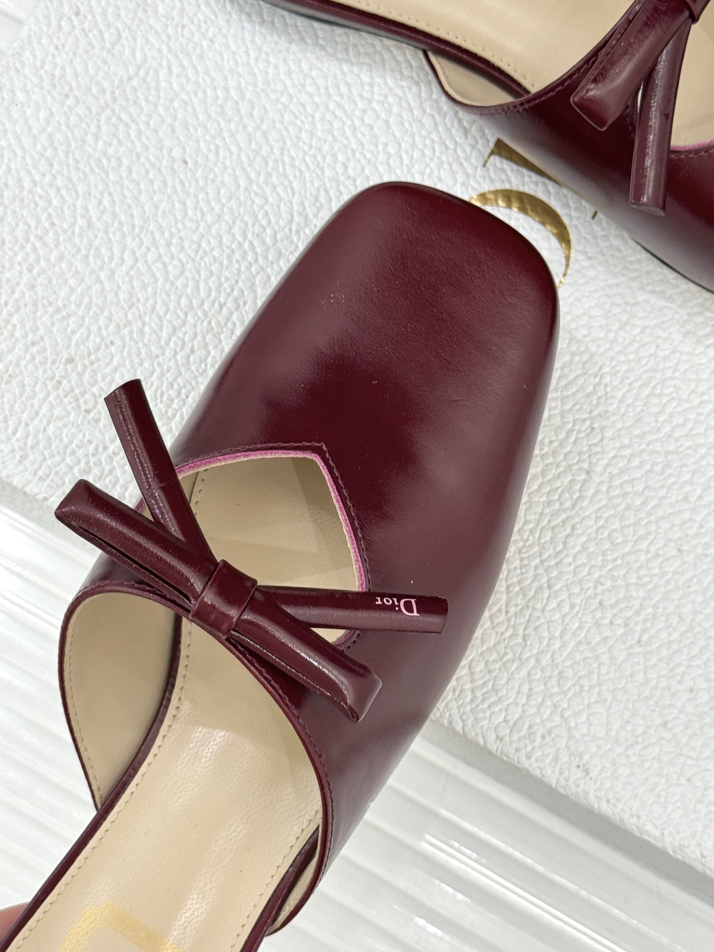 Dior/迪奥26WF早春新品蝴蝶结包头半拖鞋鱼嘴凉鞋当罗马阿尔巴尼别墅的早春晨光吻过迪奥工坊的缎面裁片