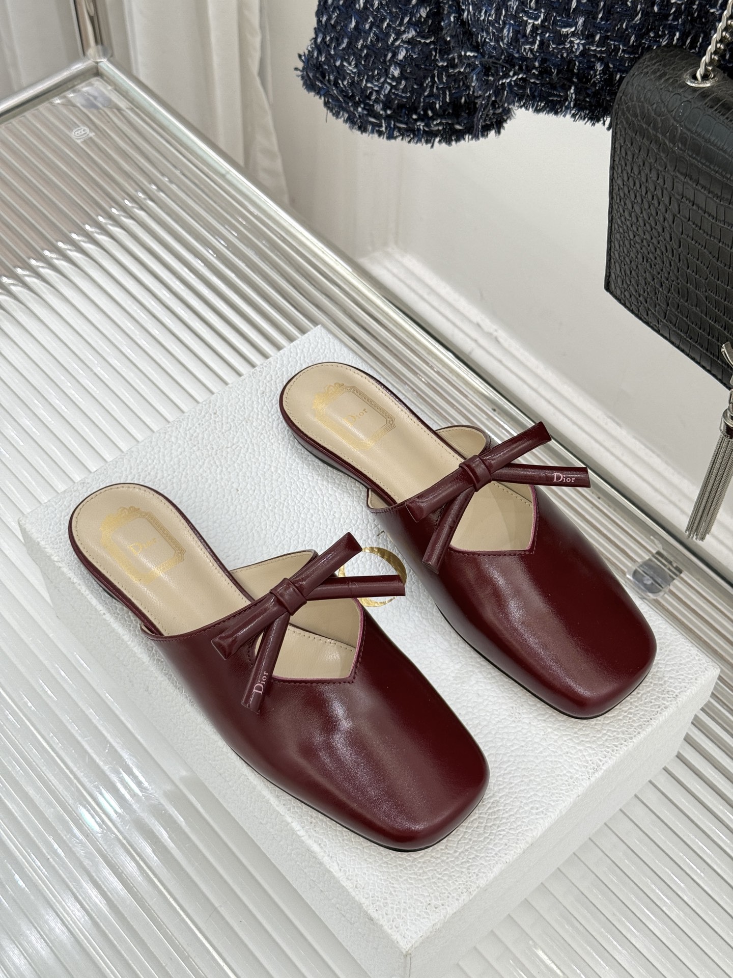 Dior/迪奥26WF早春新品蝴蝶结包头半拖鞋鱼嘴凉鞋当罗马阿尔巴尼别墅的早春晨光吻过迪奥工坊的缎面裁片