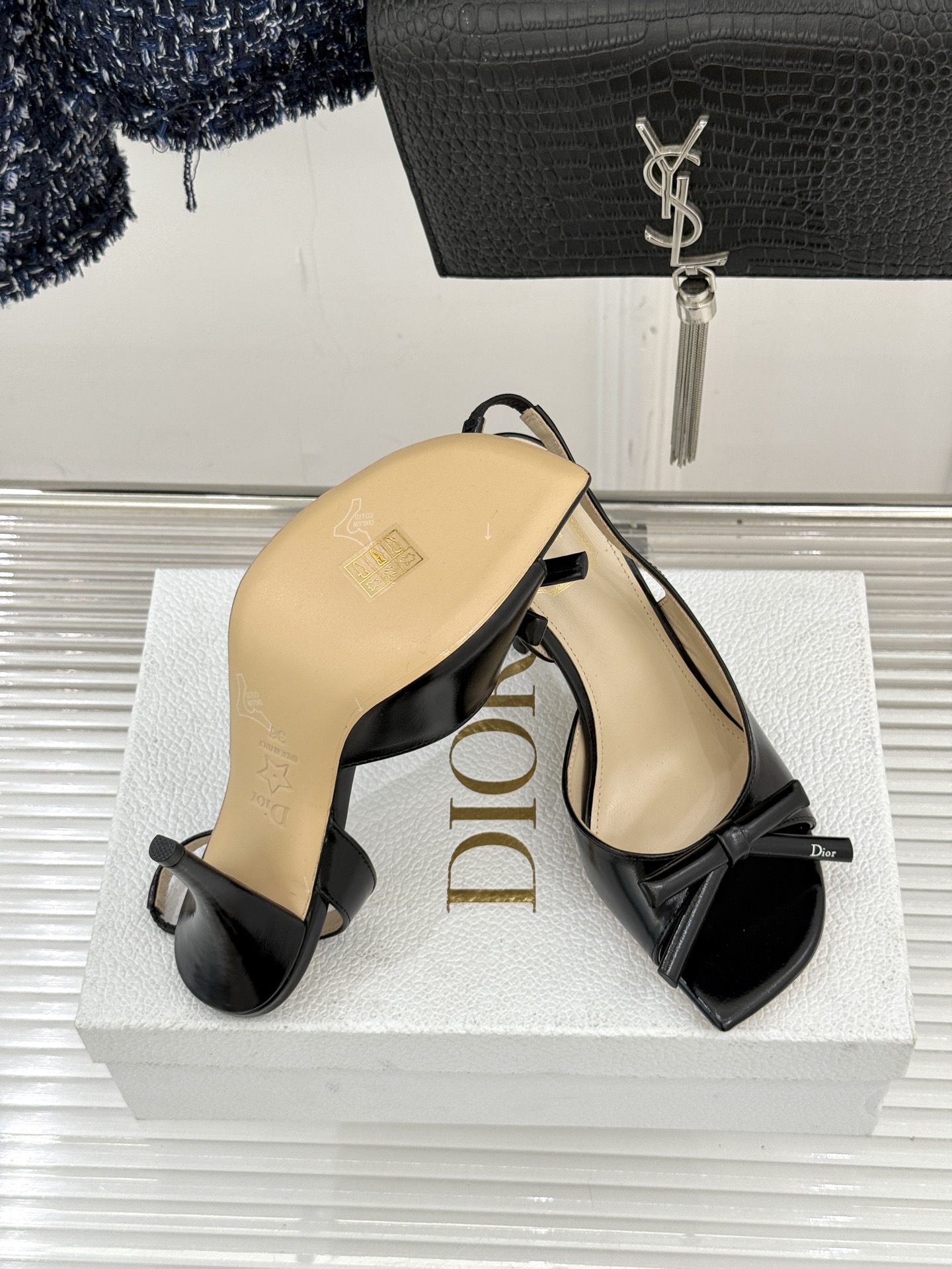 Dior/迪奥26WF早春新品蝴蝶结系列鱼嘴凉鞋当罗马阿尔巴尼别墅的早春晨光吻过迪奥工坊的缎面裁片这双凉