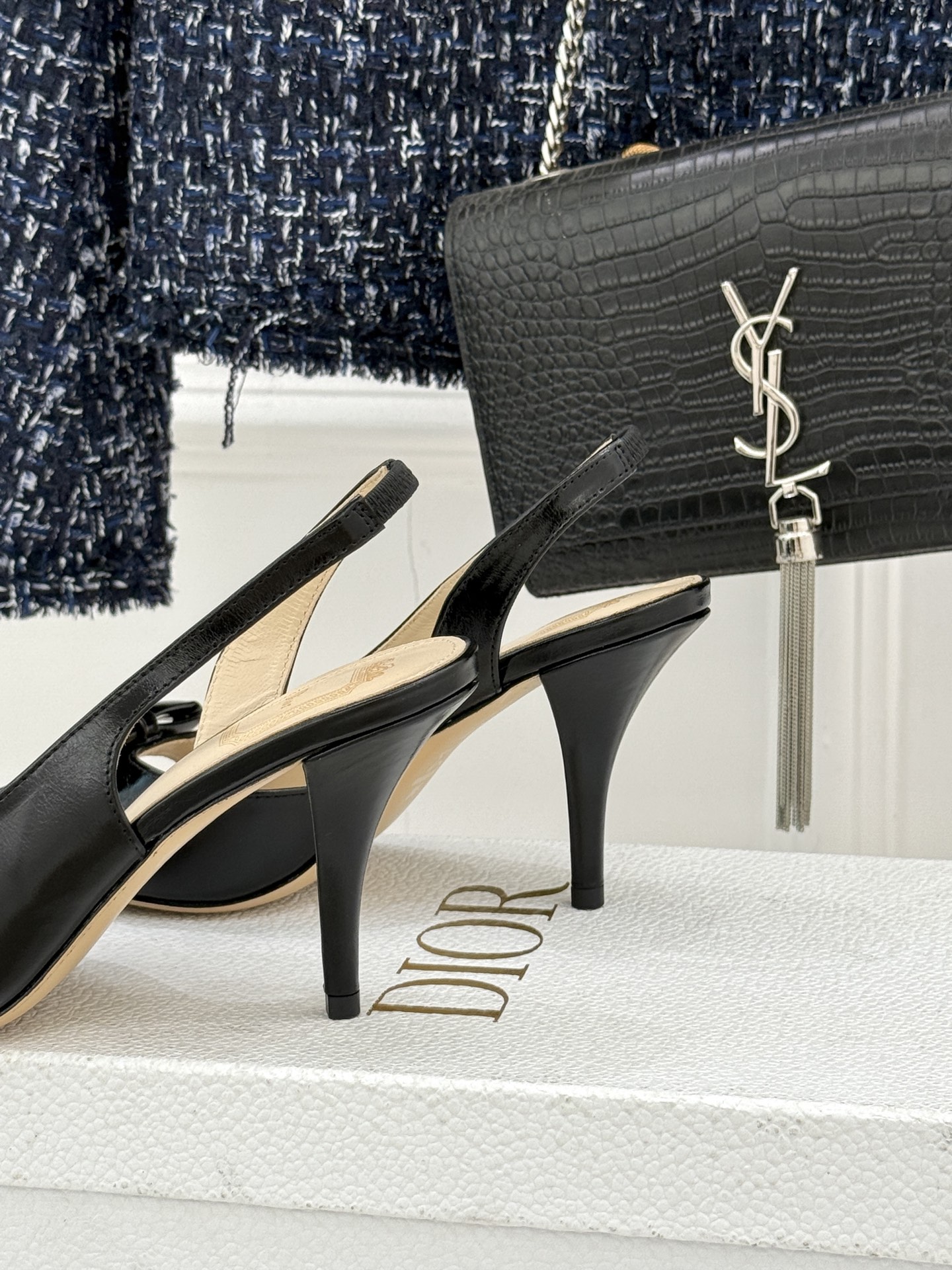 Dior/迪奥26WF早春新品蝴蝶结系列鱼嘴凉鞋当罗马阿尔巴尼别墅的早春晨光吻过迪奥工坊的缎面裁片这双凉