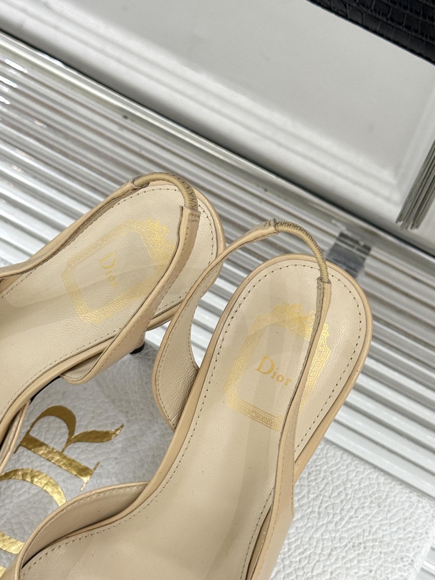 Dior/迪奥26WF早春新品蝴蝶结系列鱼嘴凉鞋当罗马阿尔巴尼别墅的早春晨光吻过迪奥工坊的缎面裁片这双凉