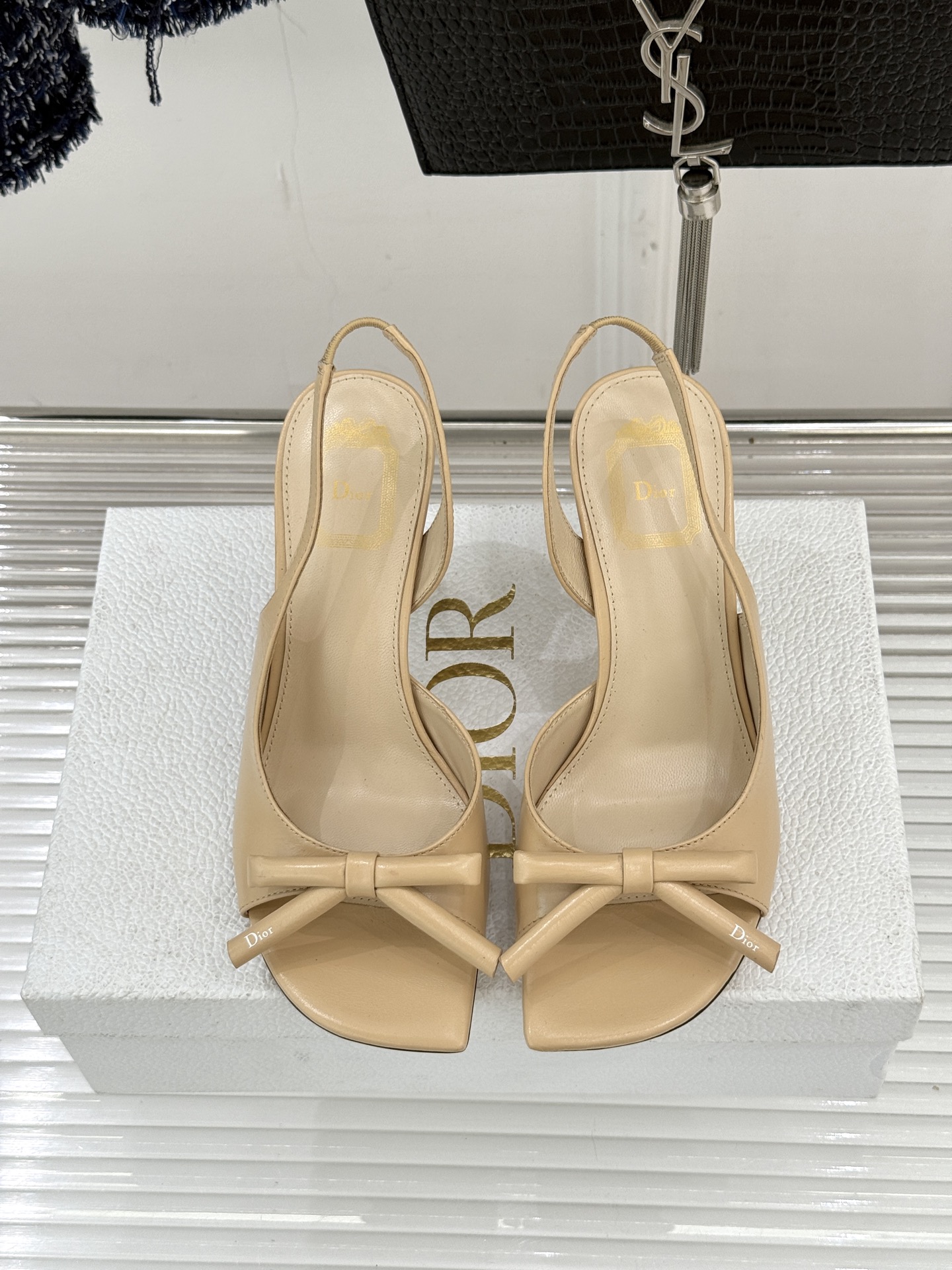 Dior/迪奥26WF早春新品蝴蝶结系列鱼嘴凉鞋当罗马阿尔巴尼别墅的早春晨光吻过迪奥工坊的缎面裁片这双凉