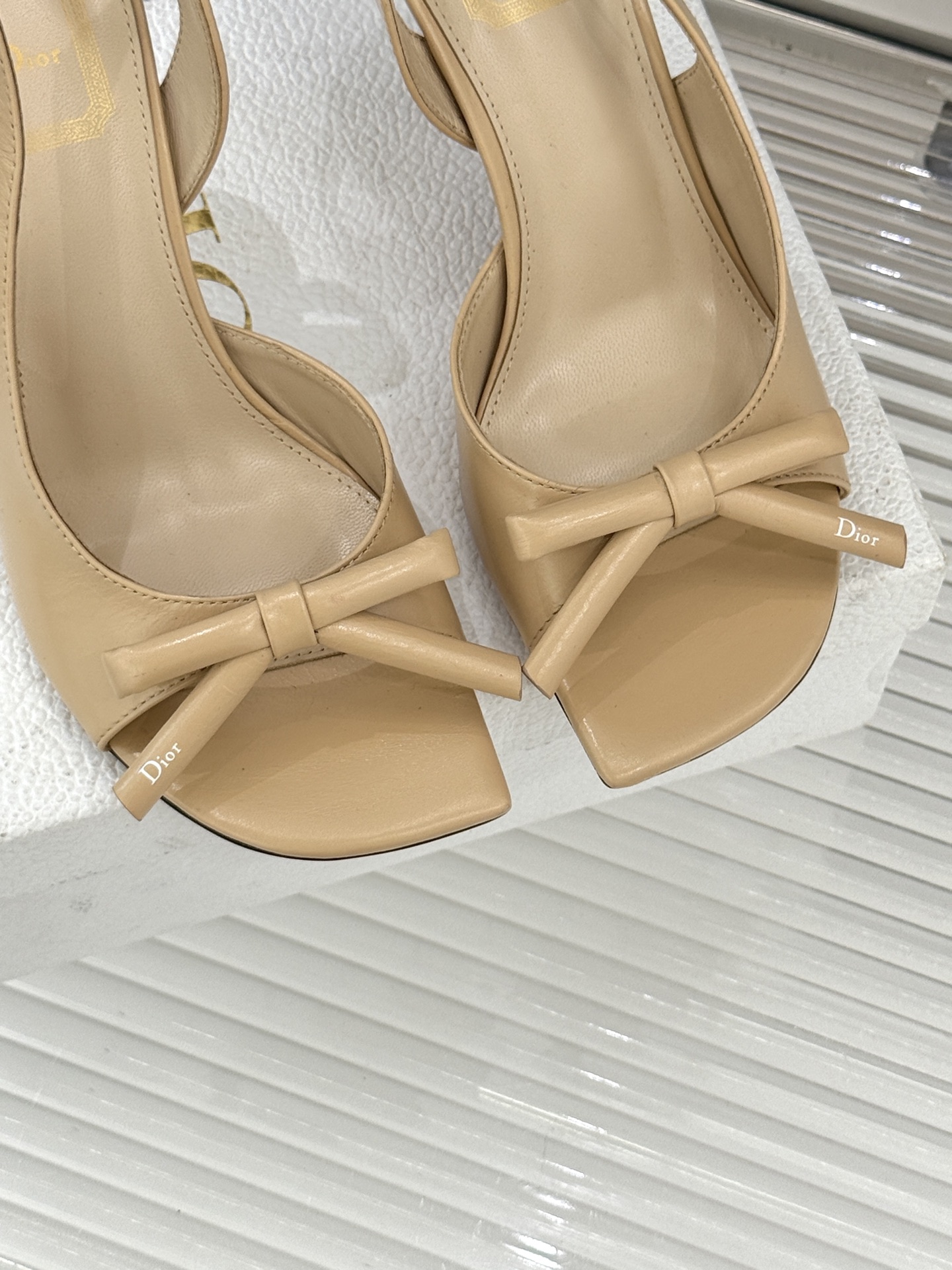 Dior/迪奥26WF早春新品蝴蝶结系列鱼嘴凉鞋当罗马阿尔巴尼别墅的早春晨光吻过迪奥工坊的缎面裁片这双凉