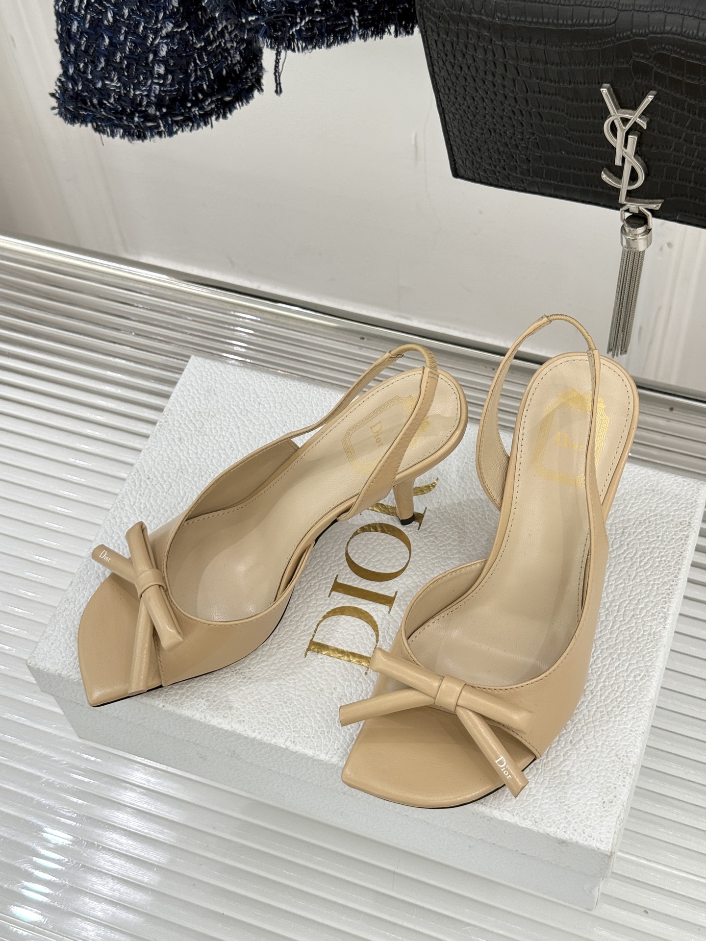 Dior/迪奥26WF早春新品蝴蝶结系列鱼嘴凉鞋当罗马阿尔巴尼别墅的早春晨光吻过迪奥工坊的缎面裁片这双凉