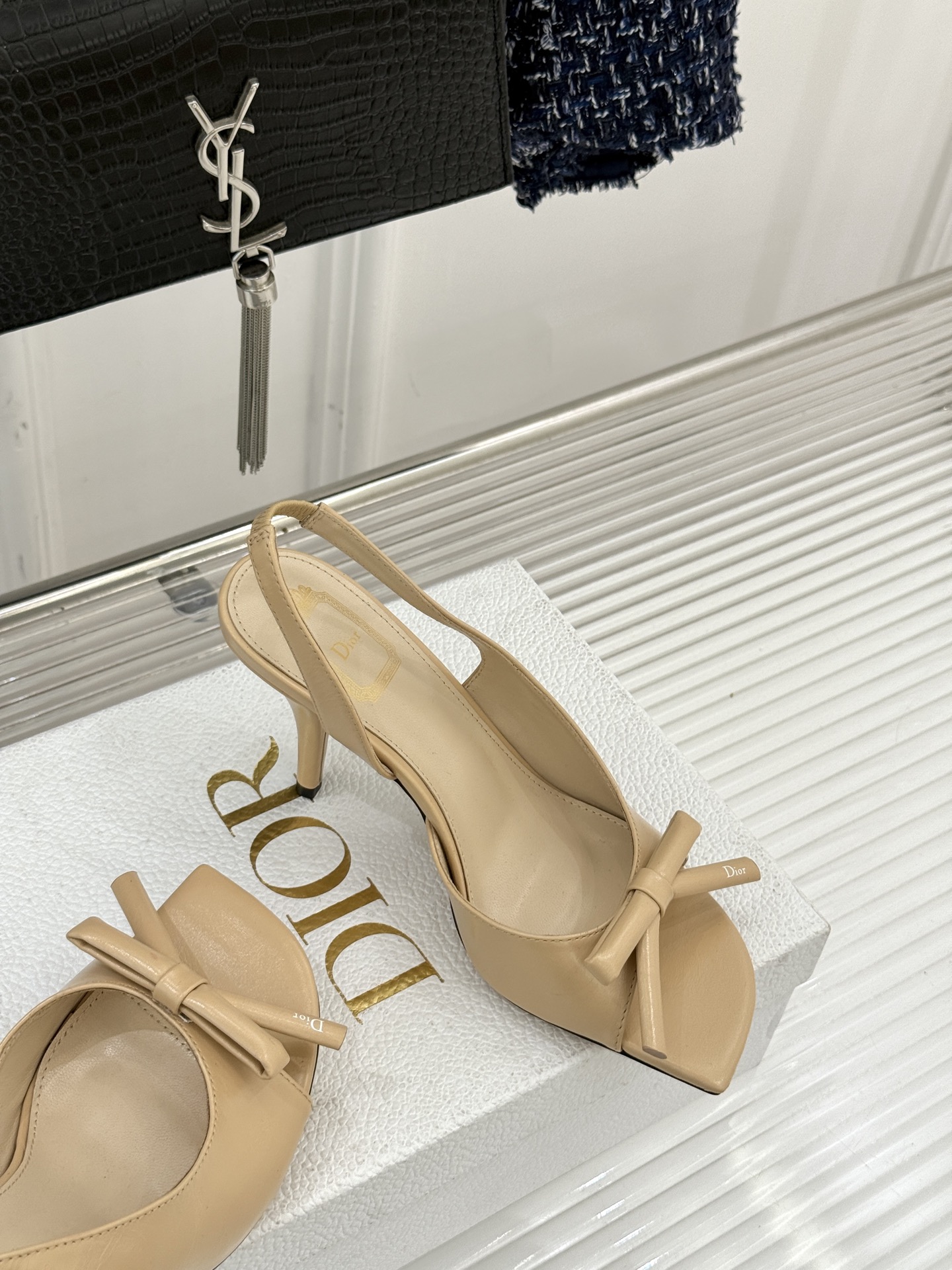 Dior/迪奥26WF早春新品蝴蝶结系列鱼嘴凉鞋当罗马阿尔巴尼别墅的早春晨光吻过迪奥工坊的缎面裁片这双凉