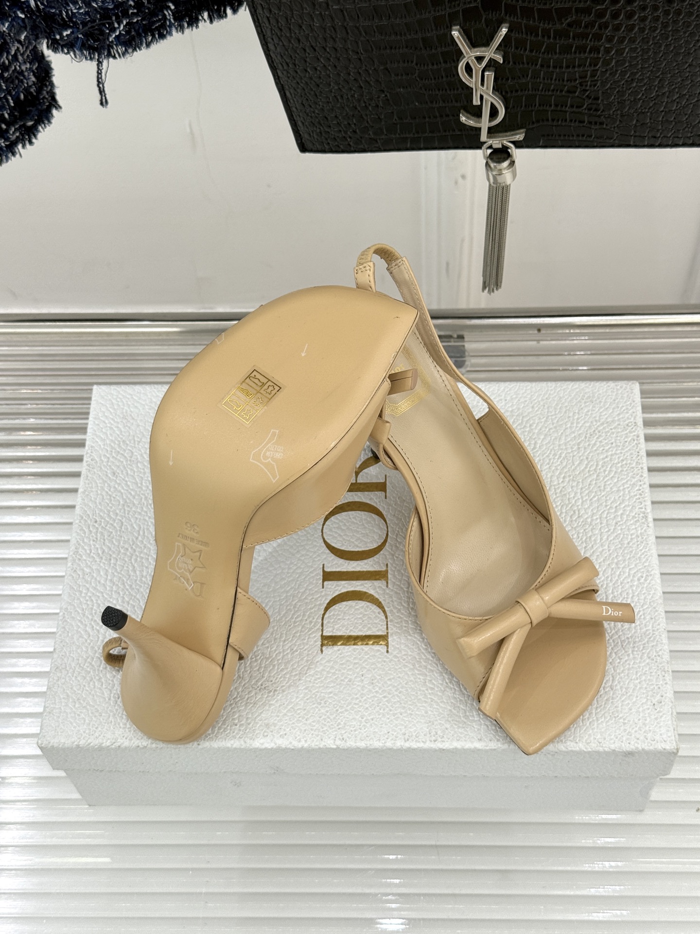 Dior/迪奥26WF早春新品蝴蝶结系列鱼嘴凉鞋当罗马阿尔巴尼别墅的早春晨光吻过迪奥工坊的缎面裁片这双凉