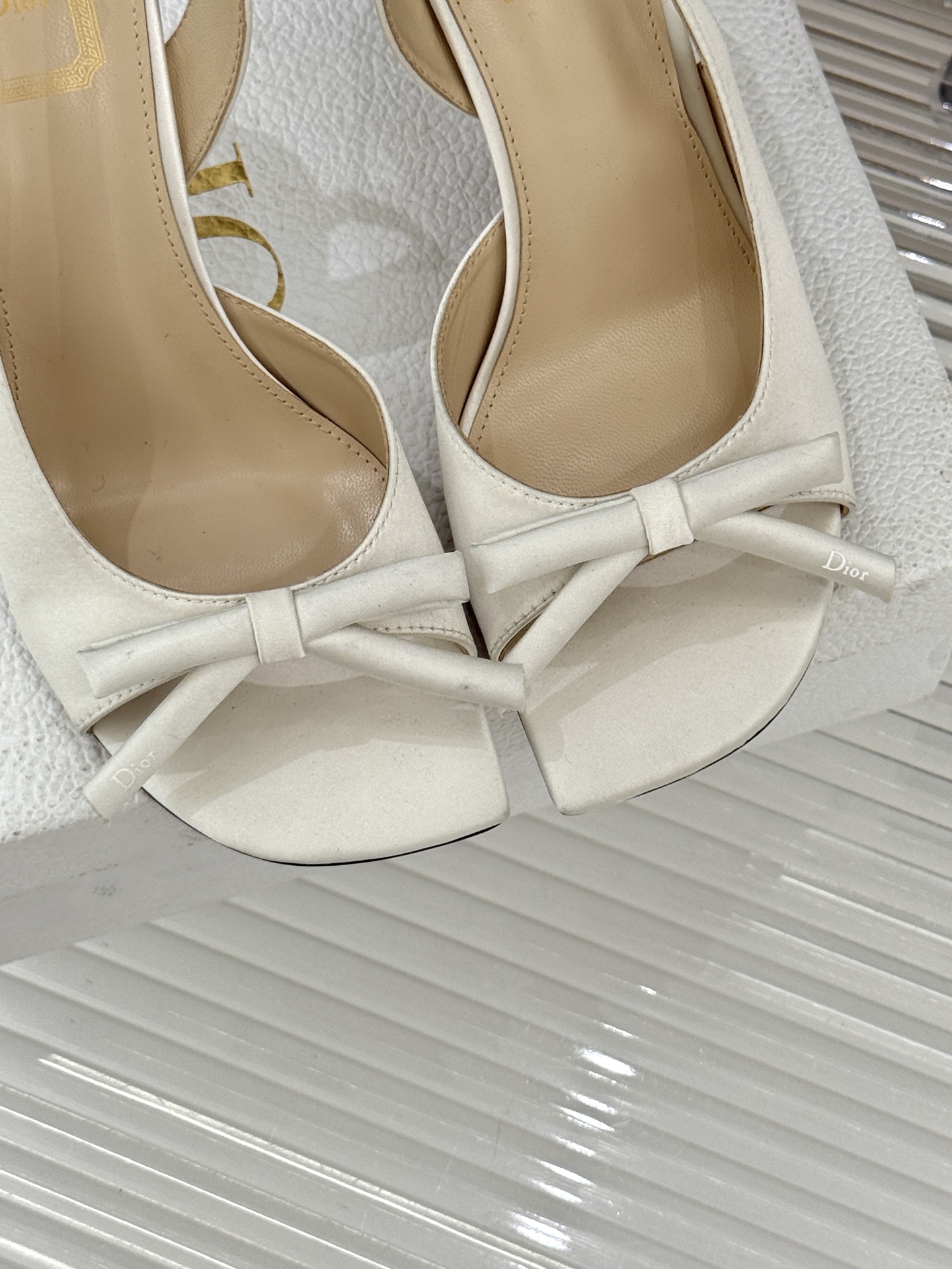 Dior/迪奥26WF早春新品蝴蝶结系列鱼嘴凉鞋当罗马阿尔巴尼别墅的早春晨光吻过迪奥工坊的缎面裁片这双凉