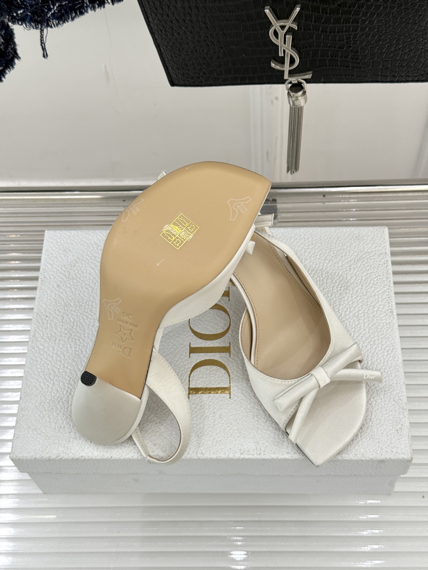 Dior/迪奥26WF早春新品蝴蝶结系列鱼嘴凉鞋当罗马阿尔巴尼别墅的早春晨光吻过迪奥工坊的缎面裁片这双凉