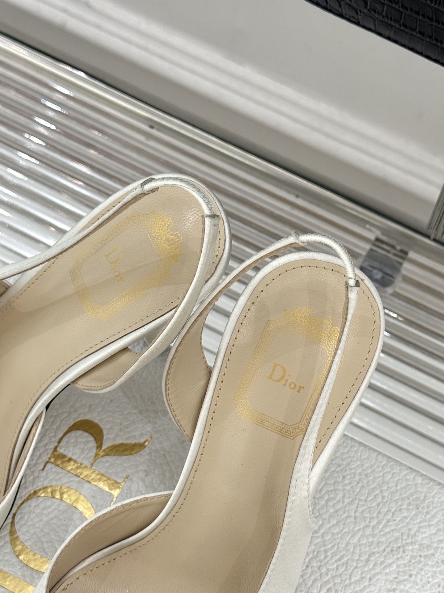 Dior/迪奥26WF早春新品蝴蝶结系列鱼嘴凉鞋当罗马阿尔巴尼别墅的早春晨光吻过迪奥工坊的缎面裁片这双凉