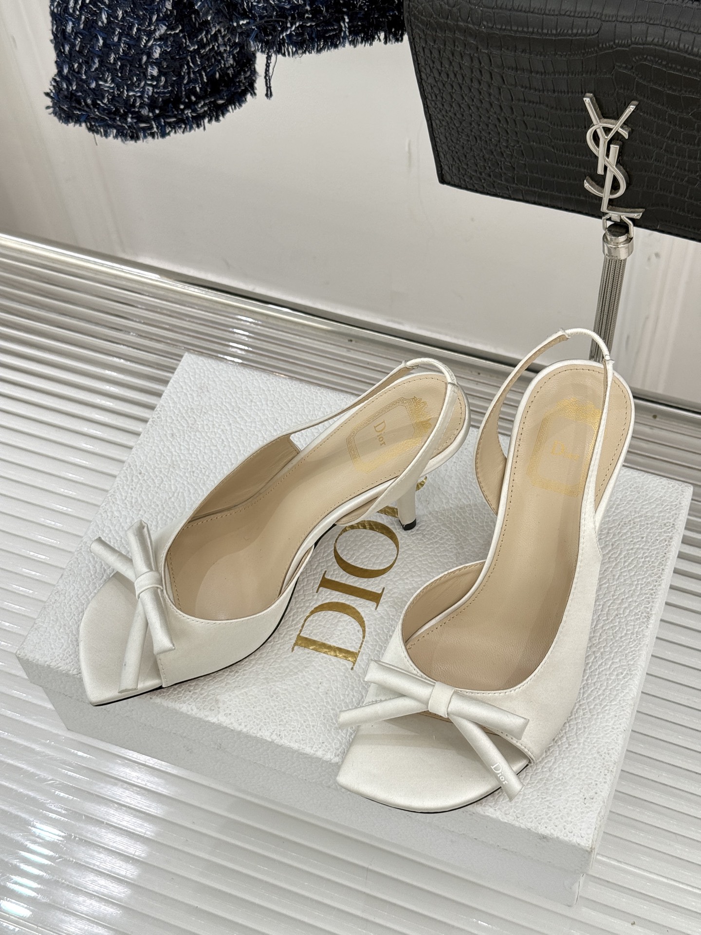 Dior/迪奥26WF早春新品蝴蝶结系列鱼嘴凉鞋当罗马阿尔巴尼别墅的早春晨光吻过迪奥工坊的缎面裁片这双凉