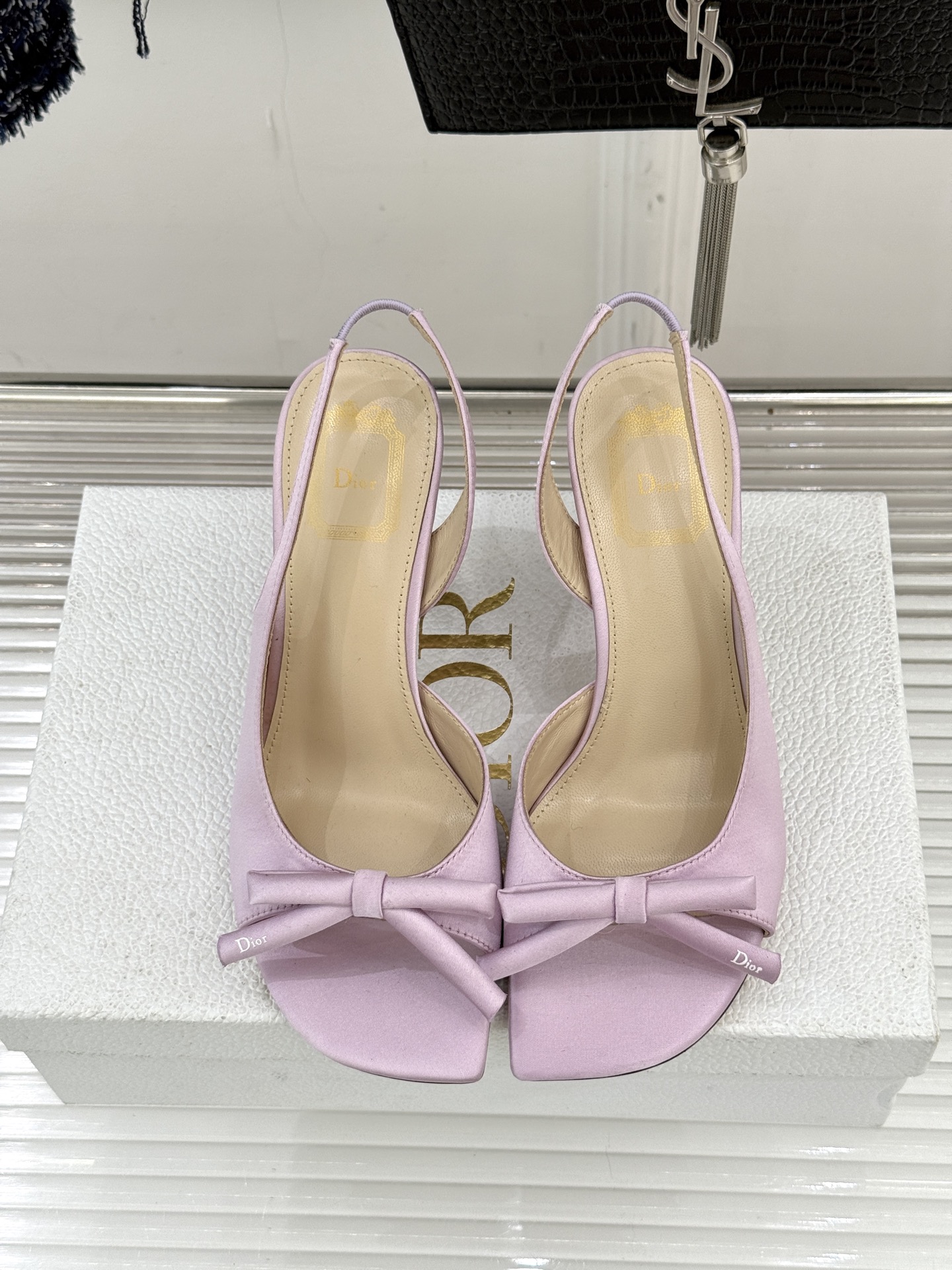 Dior/迪奥26WF早春新品蝴蝶结系列鱼嘴凉鞋当罗马阿尔巴尼别墅的早春晨光吻过迪奥工坊的缎面裁片这双凉