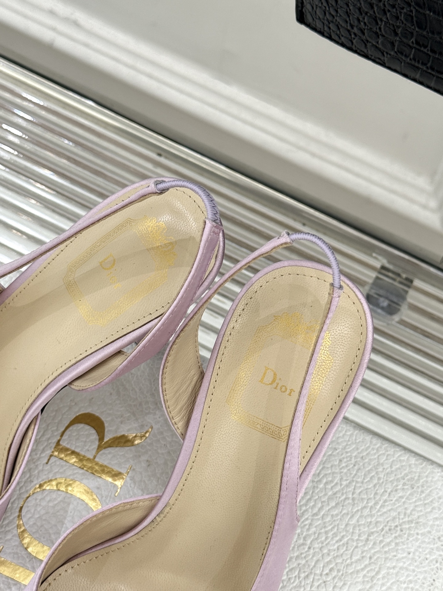 Dior/迪奥26WF早春新品蝴蝶结系列鱼嘴凉鞋当罗马阿尔巴尼别墅的早春晨光吻过迪奥工坊的缎面裁片这双凉