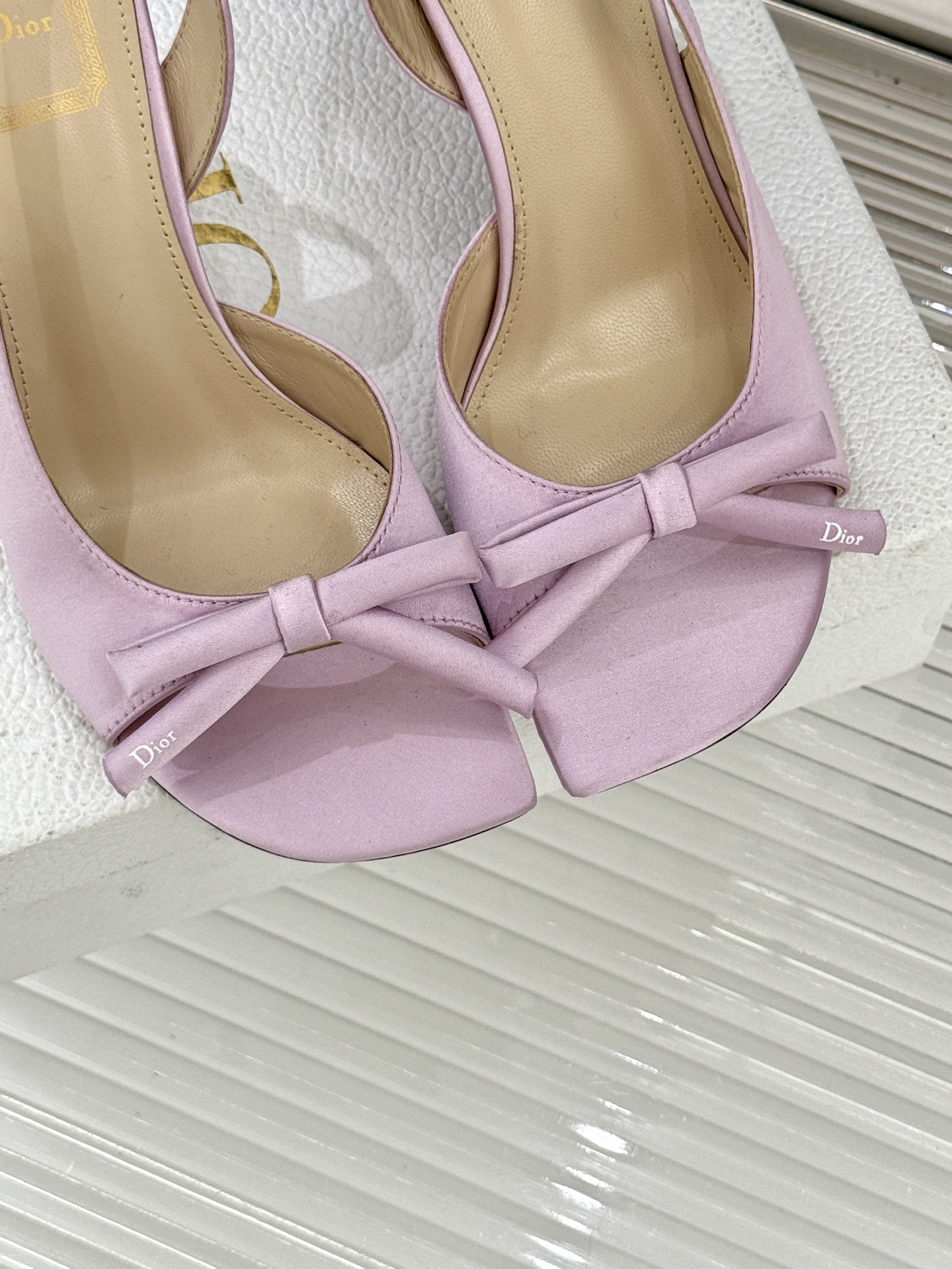 Dior/迪奥26WF早春新品蝴蝶结系列鱼嘴凉鞋当罗马阿尔巴尼别墅的早春晨光吻过迪奥工坊的缎面裁片这双凉
