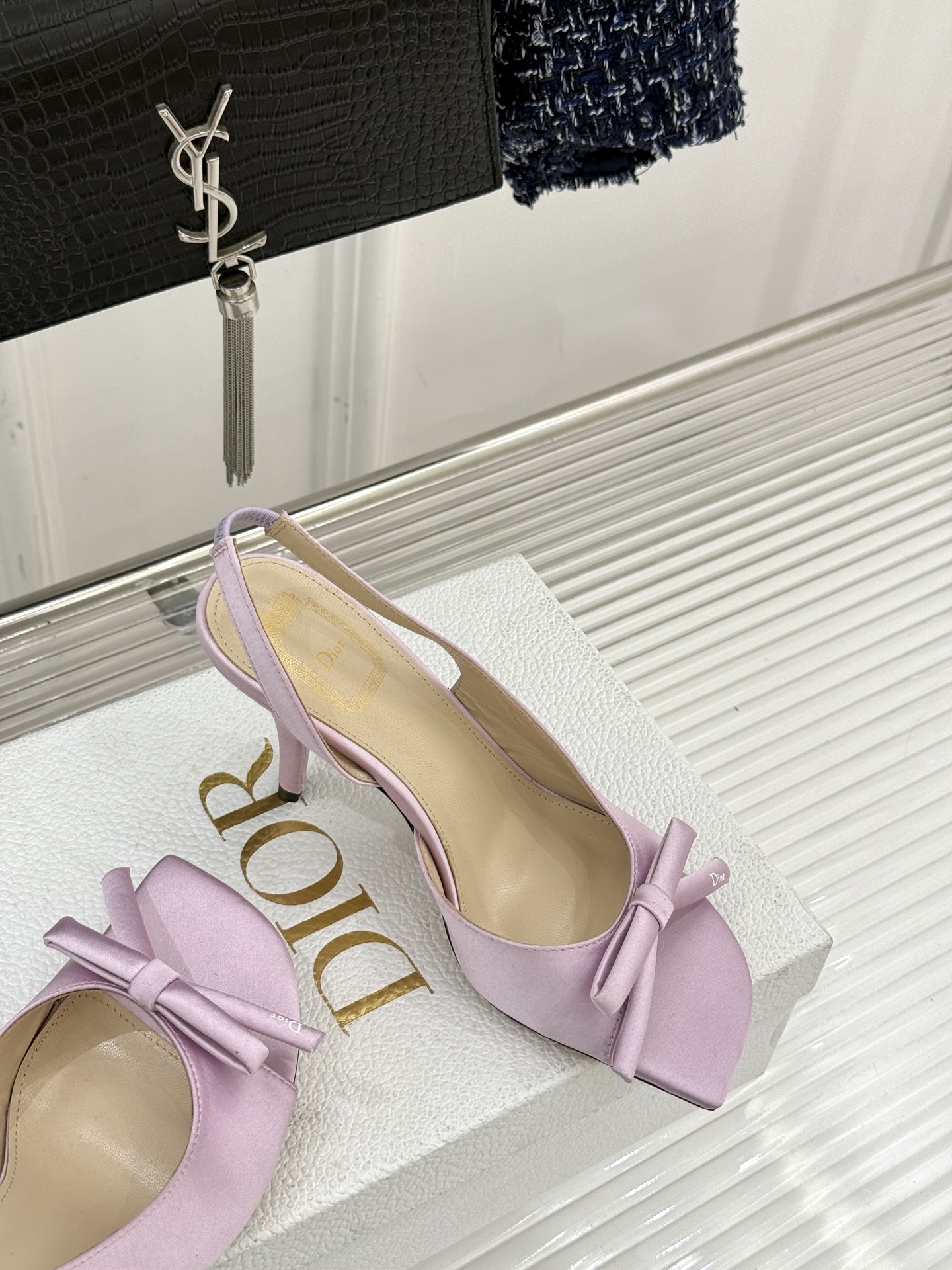 Dior/迪奥26WF早春新品蝴蝶结系列鱼嘴凉鞋当罗马阿尔巴尼别墅的早春晨光吻过迪奥工坊的缎面裁片这双凉