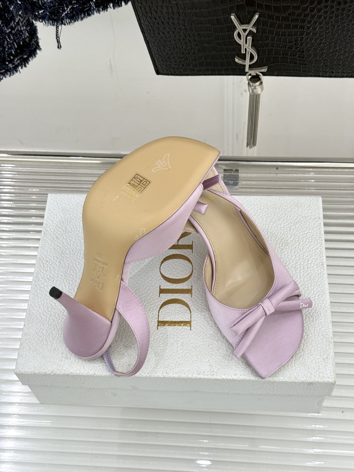 Dior/迪奥26WF早春新品蝴蝶结系列鱼嘴凉鞋当罗马阿尔巴尼别墅的早春晨光吻过迪奥工坊的缎面裁片这双凉