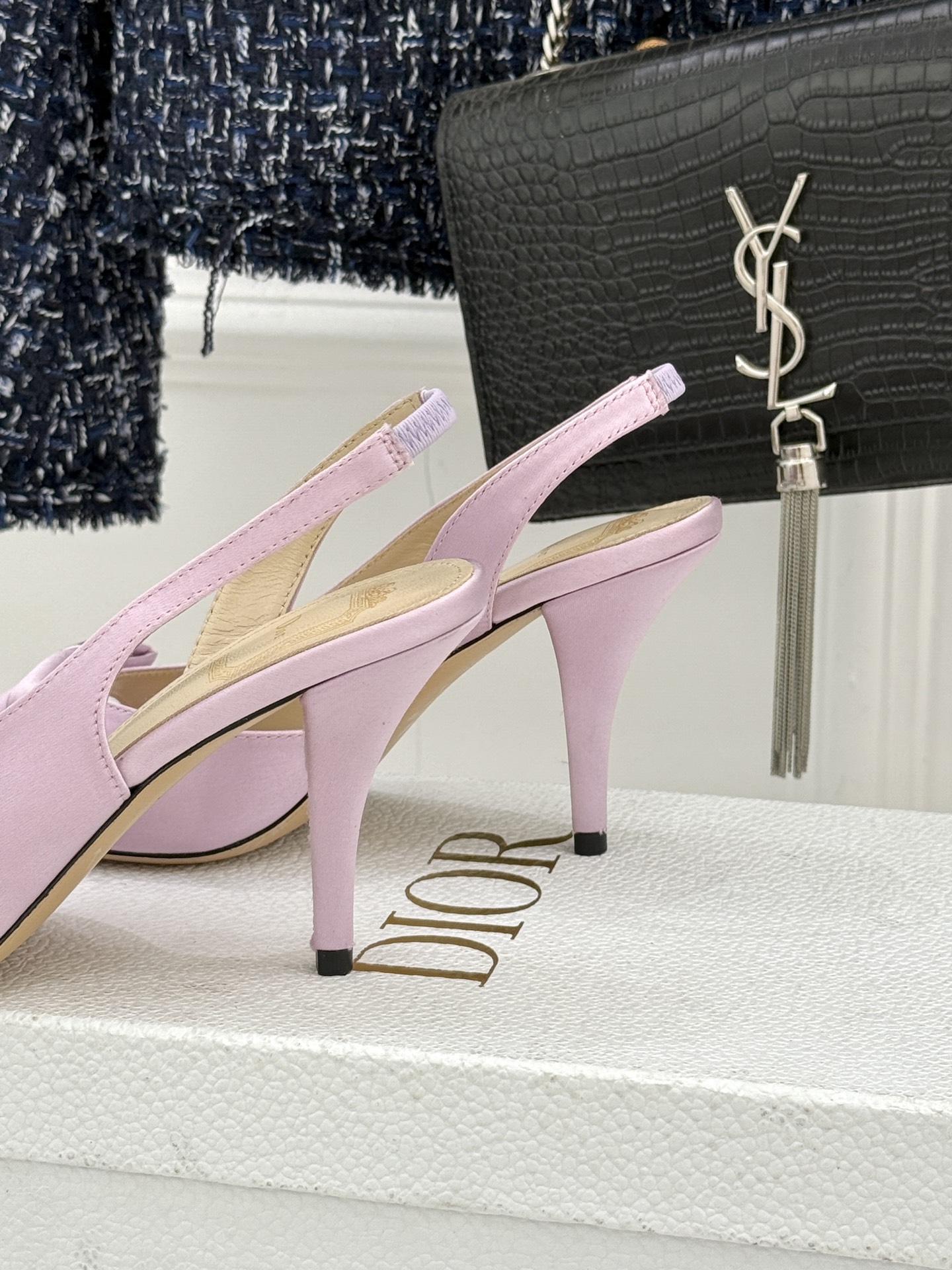 Dior/迪奥26WF早春新品蝴蝶结系列鱼嘴凉鞋当罗马阿尔巴尼别墅的早春晨光吻过迪奥工坊的缎面裁片这双凉