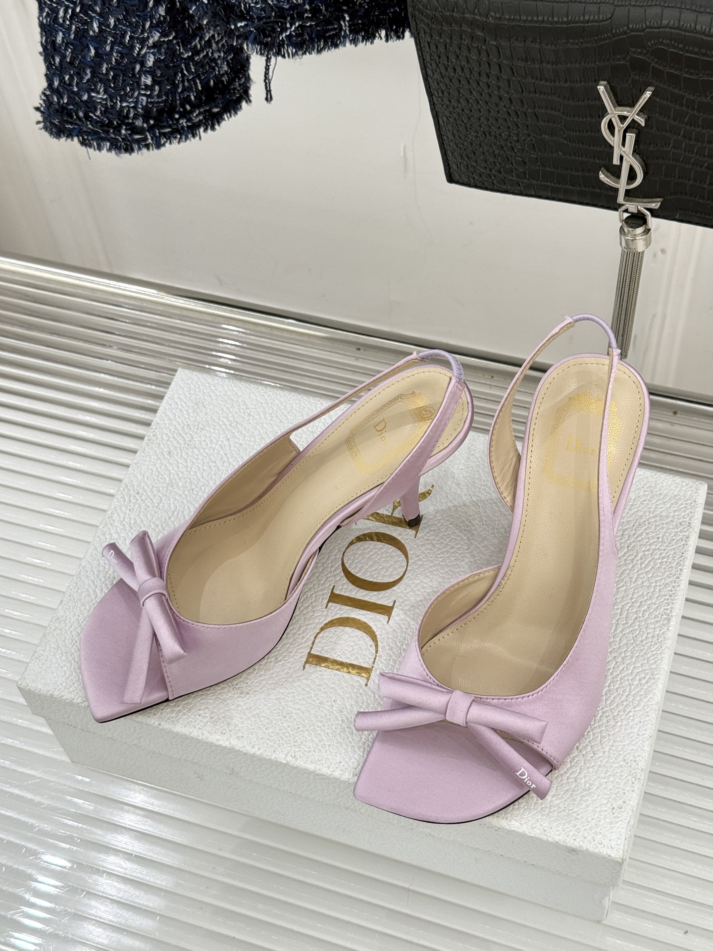 Dior/迪奥26WF早春新品蝴蝶结系列鱼嘴凉鞋当罗马阿尔巴尼别墅的早春晨光吻过迪奥工坊的缎面裁片这双凉