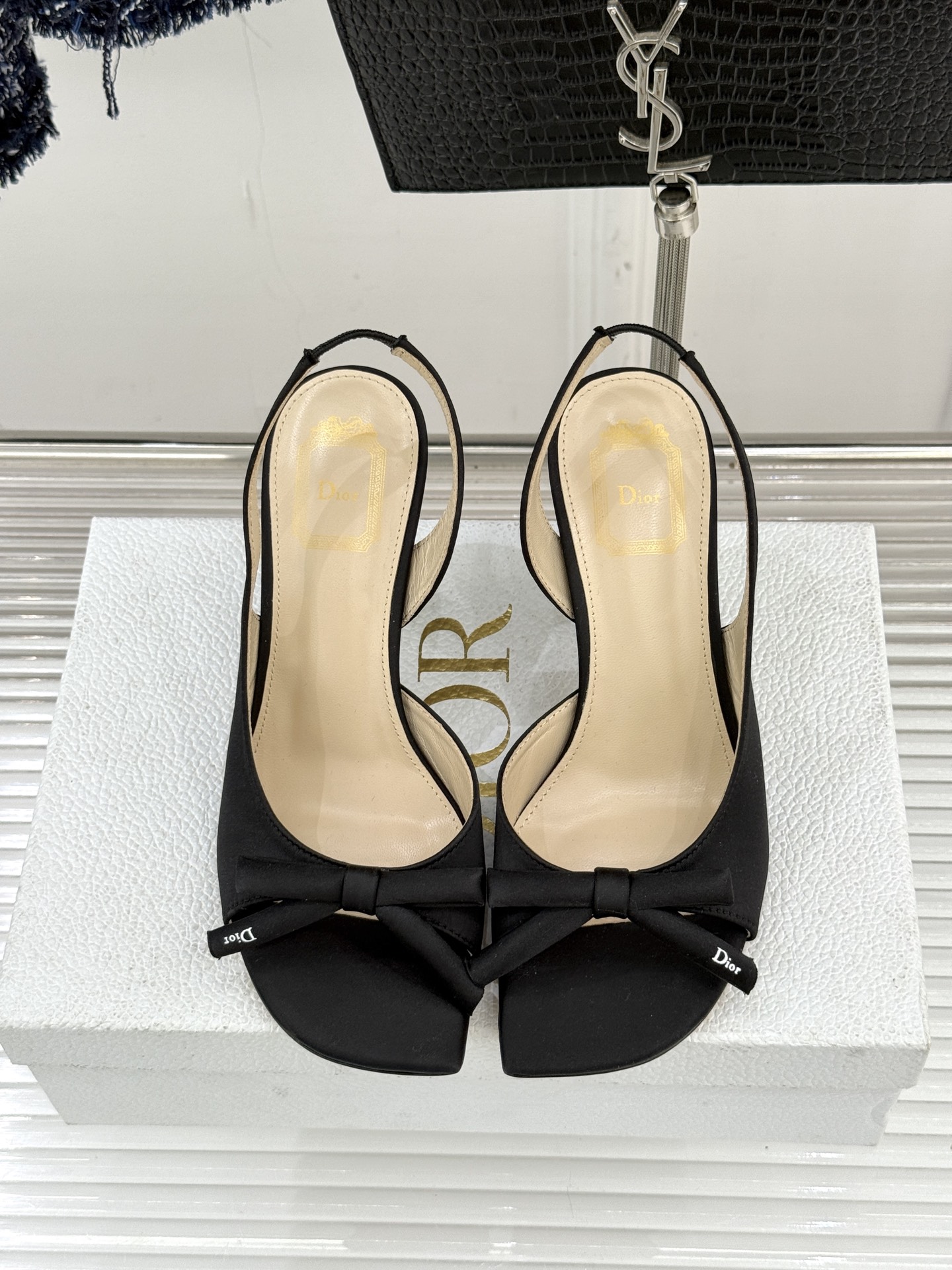 Dior/迪奥26WF早春新品蝴蝶结系列鱼嘴凉鞋当罗马阿尔巴尼别墅的早春晨光吻过迪奥工坊的缎面裁片这双凉