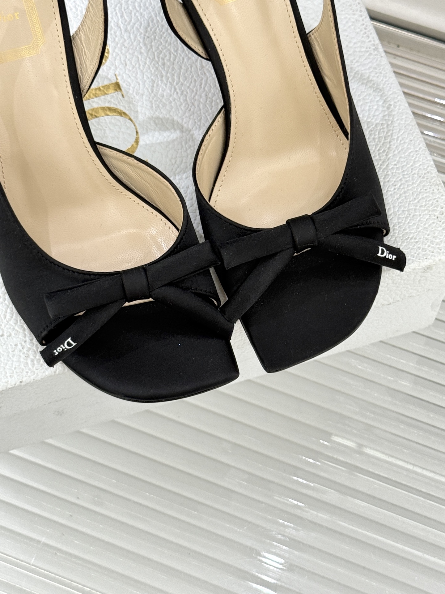 Dior/迪奥26WF早春新品蝴蝶结系列鱼嘴凉鞋当罗马阿尔巴尼别墅的早春晨光吻过迪奥工坊的缎面裁片这双凉