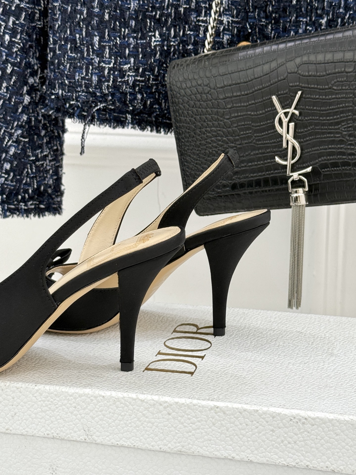 Dior/迪奥26WF早春新品蝴蝶结系列鱼嘴凉鞋当罗马阿尔巴尼别墅的早春晨光吻过迪奥工坊的缎面裁片这双凉