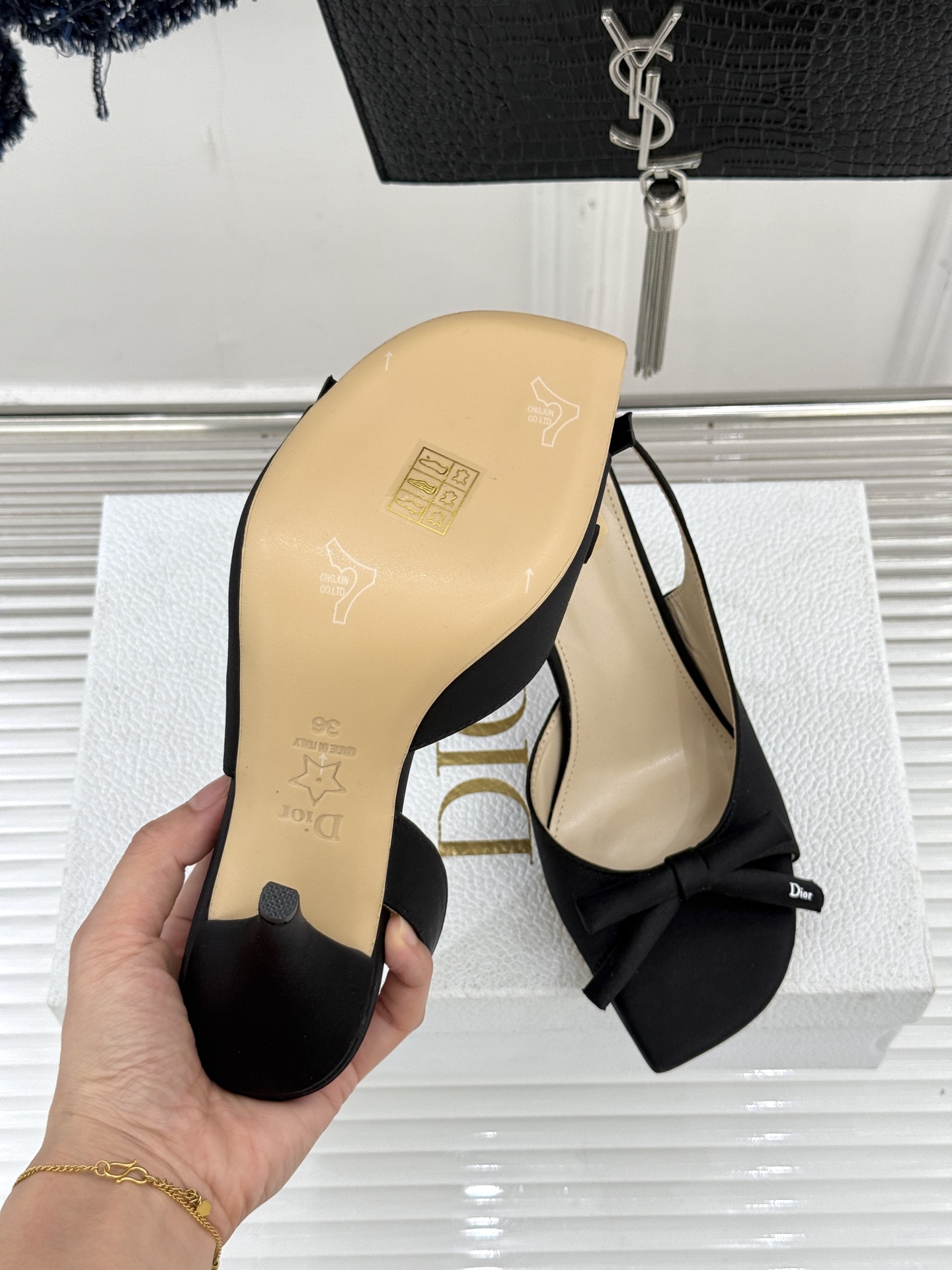 Dior/迪奥26WF早春新品蝴蝶结系列鱼嘴凉鞋当罗马阿尔巴尼别墅的早春晨光吻过迪奥工坊的缎面裁片这双凉