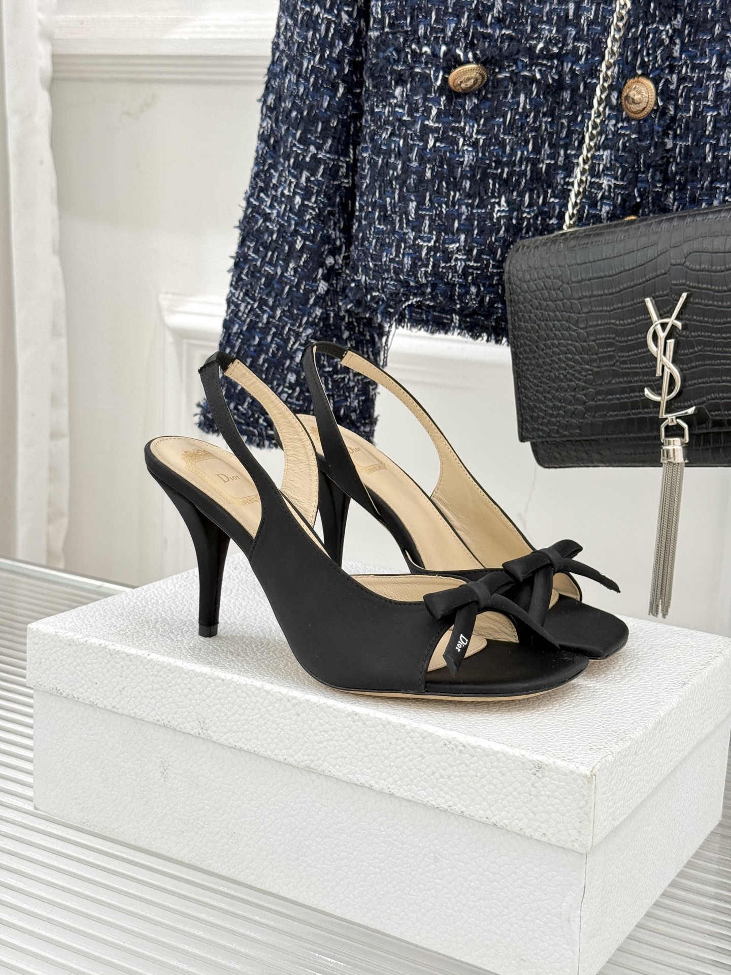 Dior/迪奥26WF早春新品蝴蝶结系列鱼嘴凉鞋当罗马阿尔巴尼别墅的早春晨光吻过迪奥工坊的缎面裁片这双凉