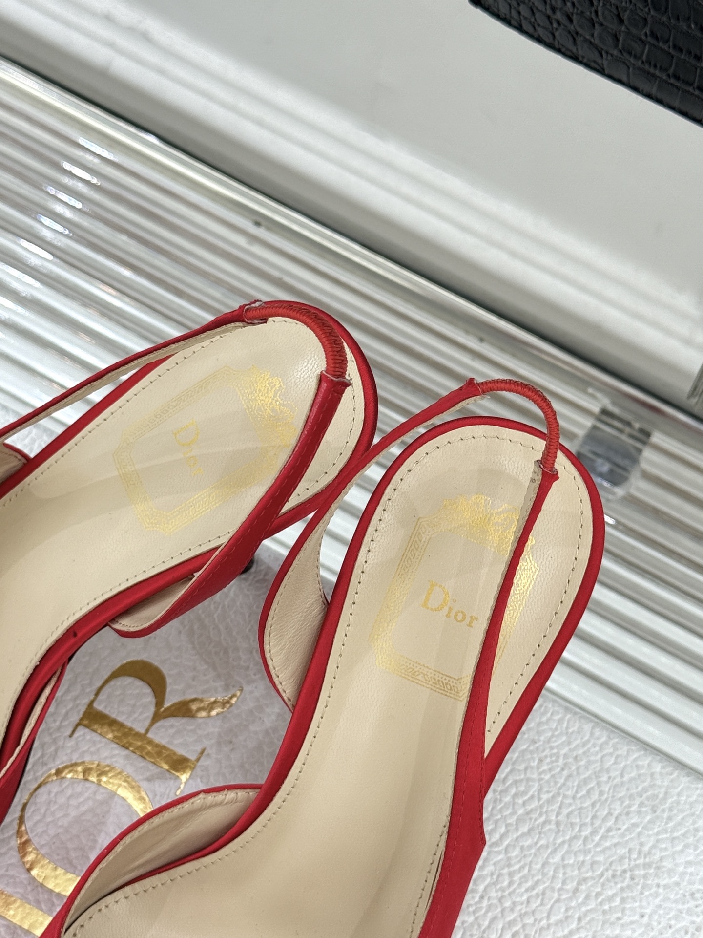 Dior/迪奥26WF早春新品蝴蝶结系列鱼嘴凉鞋当罗马阿尔巴尼别墅的早春晨光吻过迪奥工坊的缎面裁片这双凉