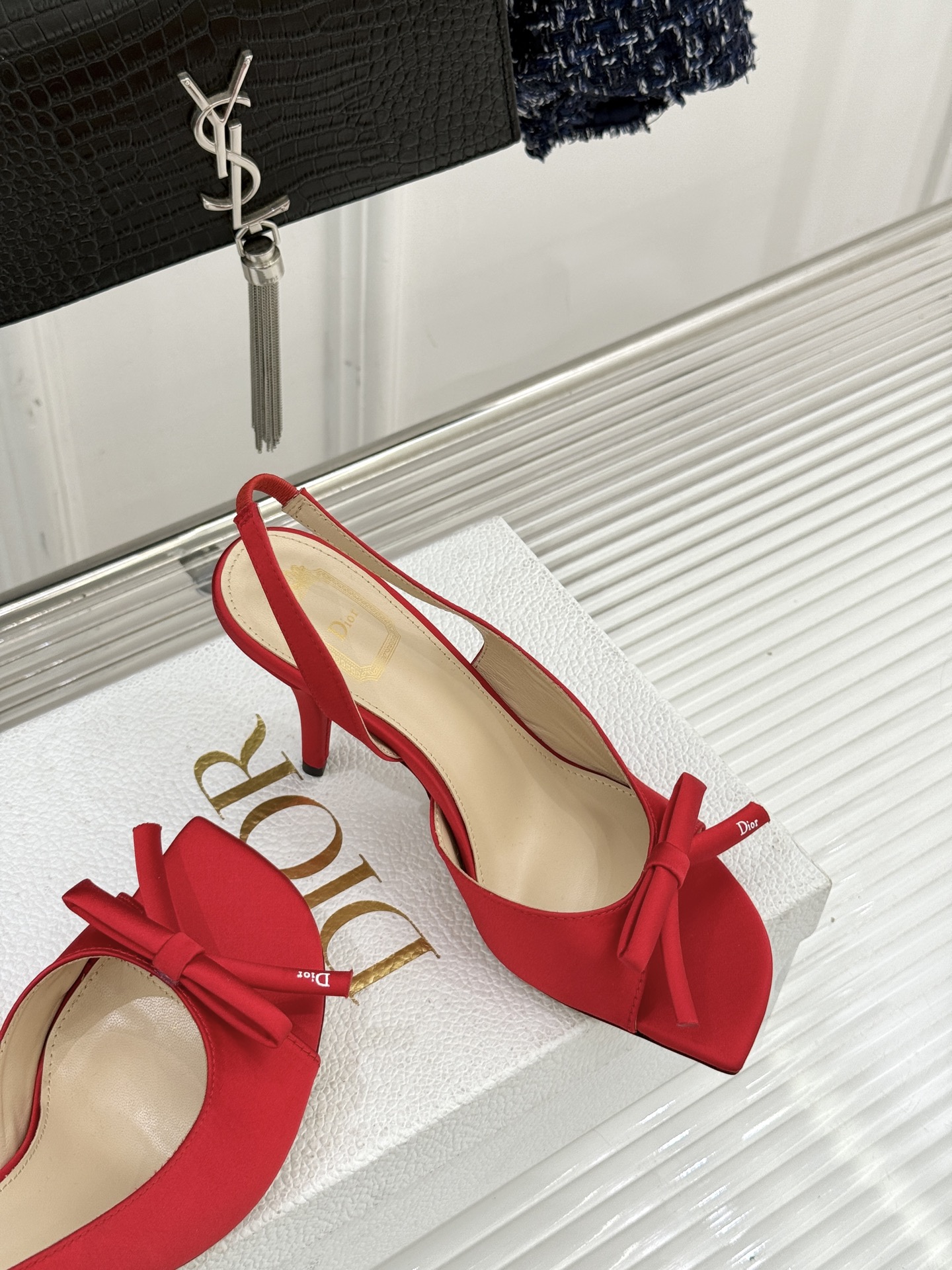 Dior/迪奥26WF早春新品蝴蝶结系列鱼嘴凉鞋当罗马阿尔巴尼别墅的早春晨光吻过迪奥工坊的缎面裁片这双凉