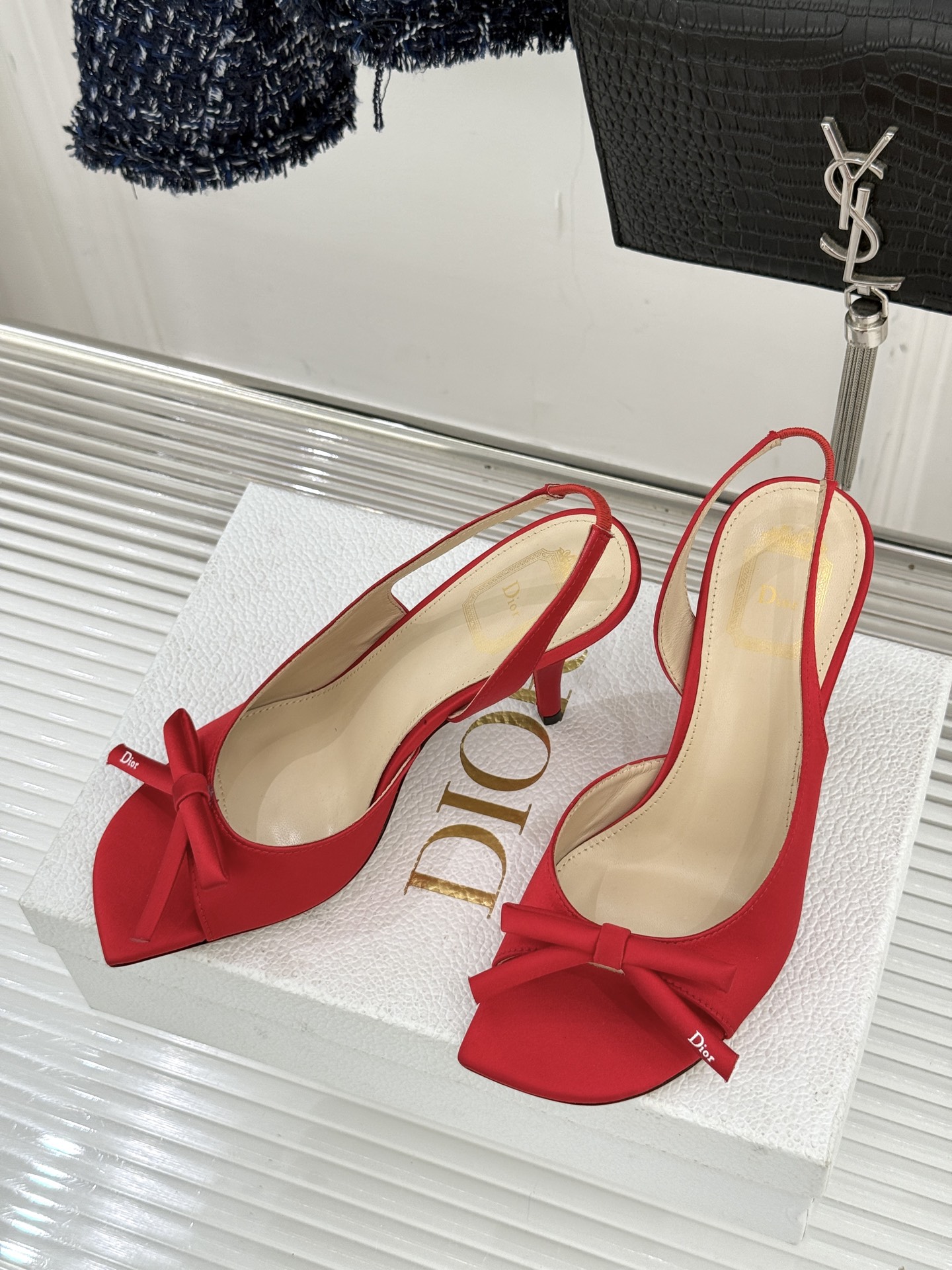 Dior/迪奥26WF早春新品蝴蝶结系列鱼嘴凉鞋当罗马阿尔巴尼别墅的早春晨光吻过迪奥工坊的缎面裁片这双凉