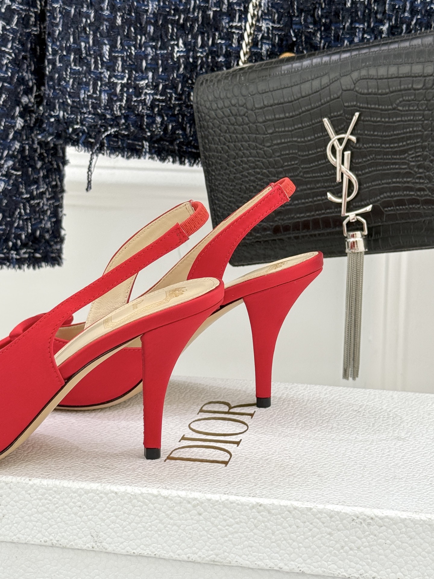 Dior/迪奥26WF早春新品蝴蝶结系列鱼嘴凉鞋当罗马阿尔巴尼别墅的早春晨光吻过迪奥工坊的缎面裁片这双凉