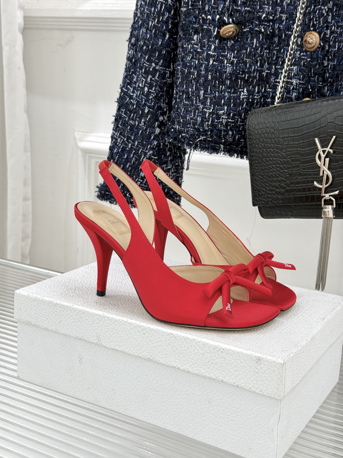 Dior/迪奥26WF早春新品蝴蝶结系列鱼嘴凉鞋当罗马阿尔巴尼别墅的早春晨光吻过迪奥工坊的缎面裁片这双凉