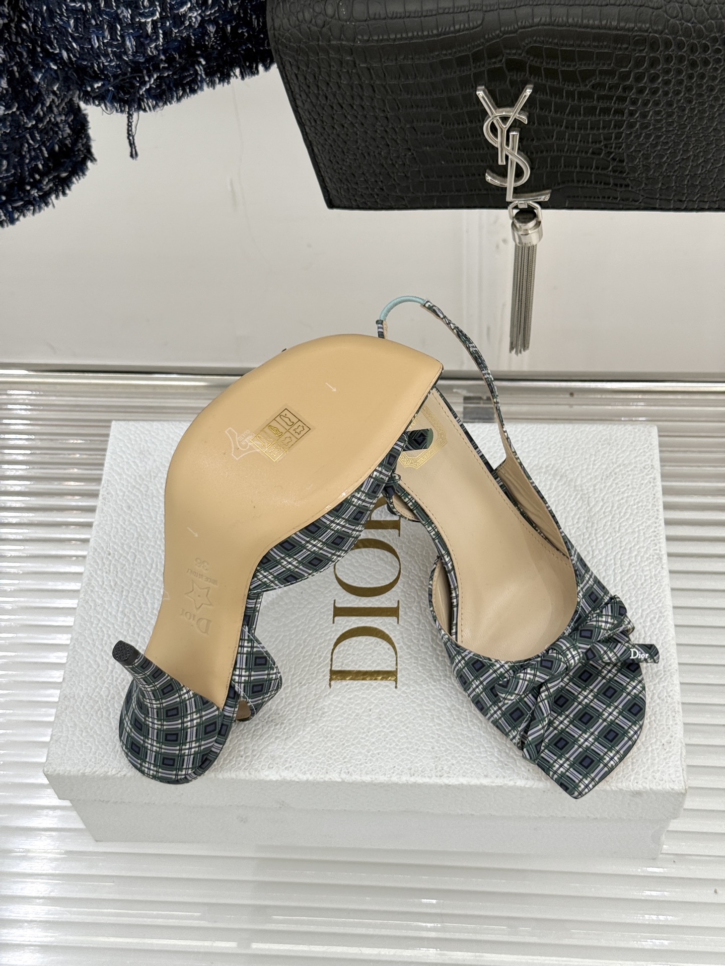 Dior/迪奥26WF早春新品蝴蝶结系列鱼嘴凉鞋当罗马阿尔巴尼别墅的早春晨光吻过迪奥工坊的缎面裁片这双凉