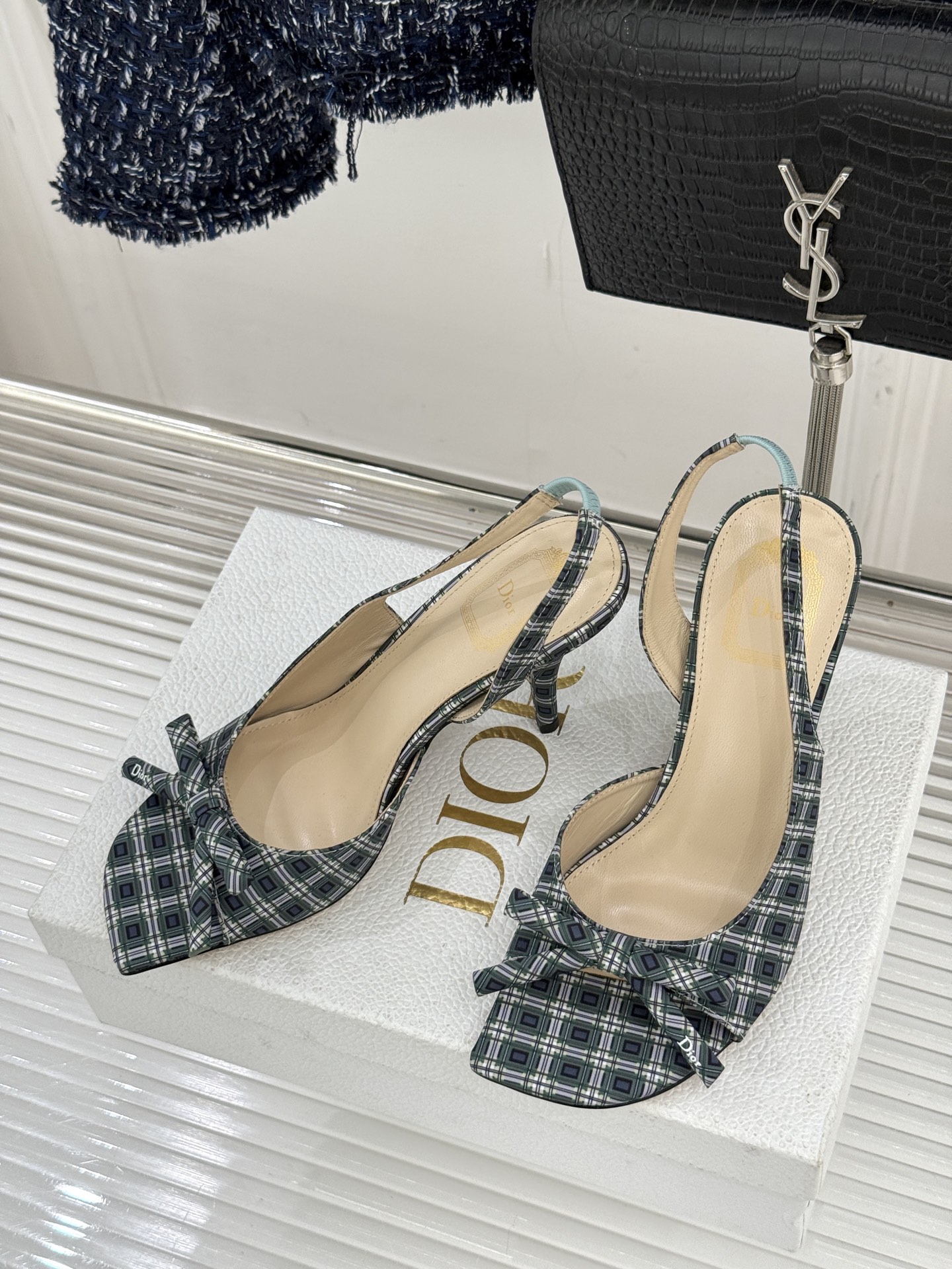 Dior/迪奥26WF早春新品蝴蝶结系列鱼嘴凉鞋当罗马阿尔巴尼别墅的早春晨光吻过迪奥工坊的缎面裁片这双凉