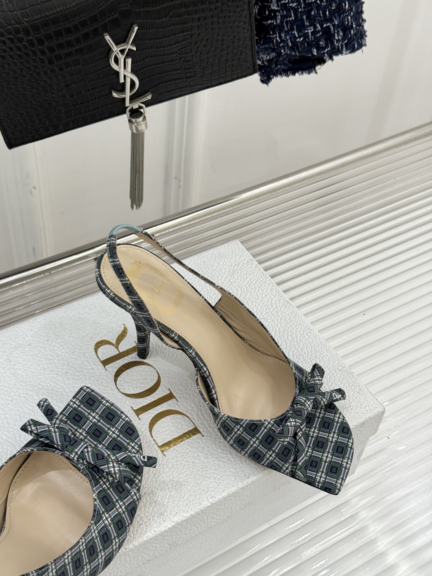 Dior/迪奥26WF早春新品蝴蝶结系列鱼嘴凉鞋当罗马阿尔巴尼别墅的早春晨光吻过迪奥工坊的缎面裁片这双凉