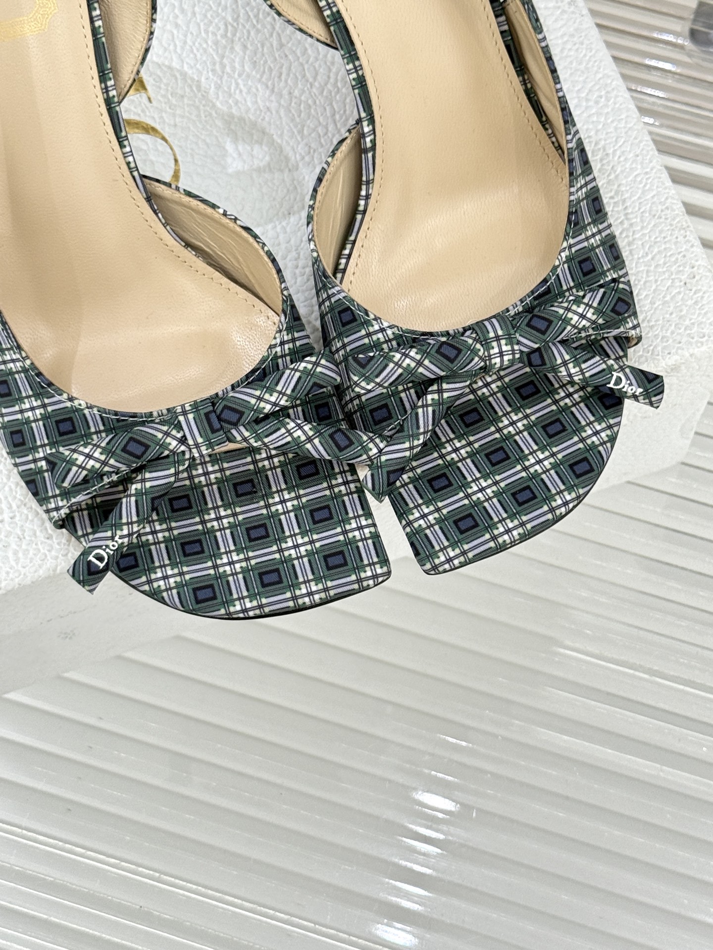 Dior/迪奥26WF早春新品蝴蝶结系列鱼嘴凉鞋当罗马阿尔巴尼别墅的早春晨光吻过迪奥工坊的缎面裁片这双凉