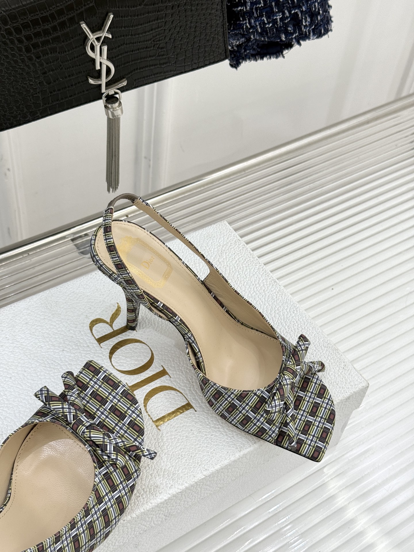 Dior/迪奥26WF早春新品蝴蝶结系列鱼嘴凉鞋当罗马阿尔巴尼别墅的早春晨光吻过迪奥工坊的缎面裁片这双凉