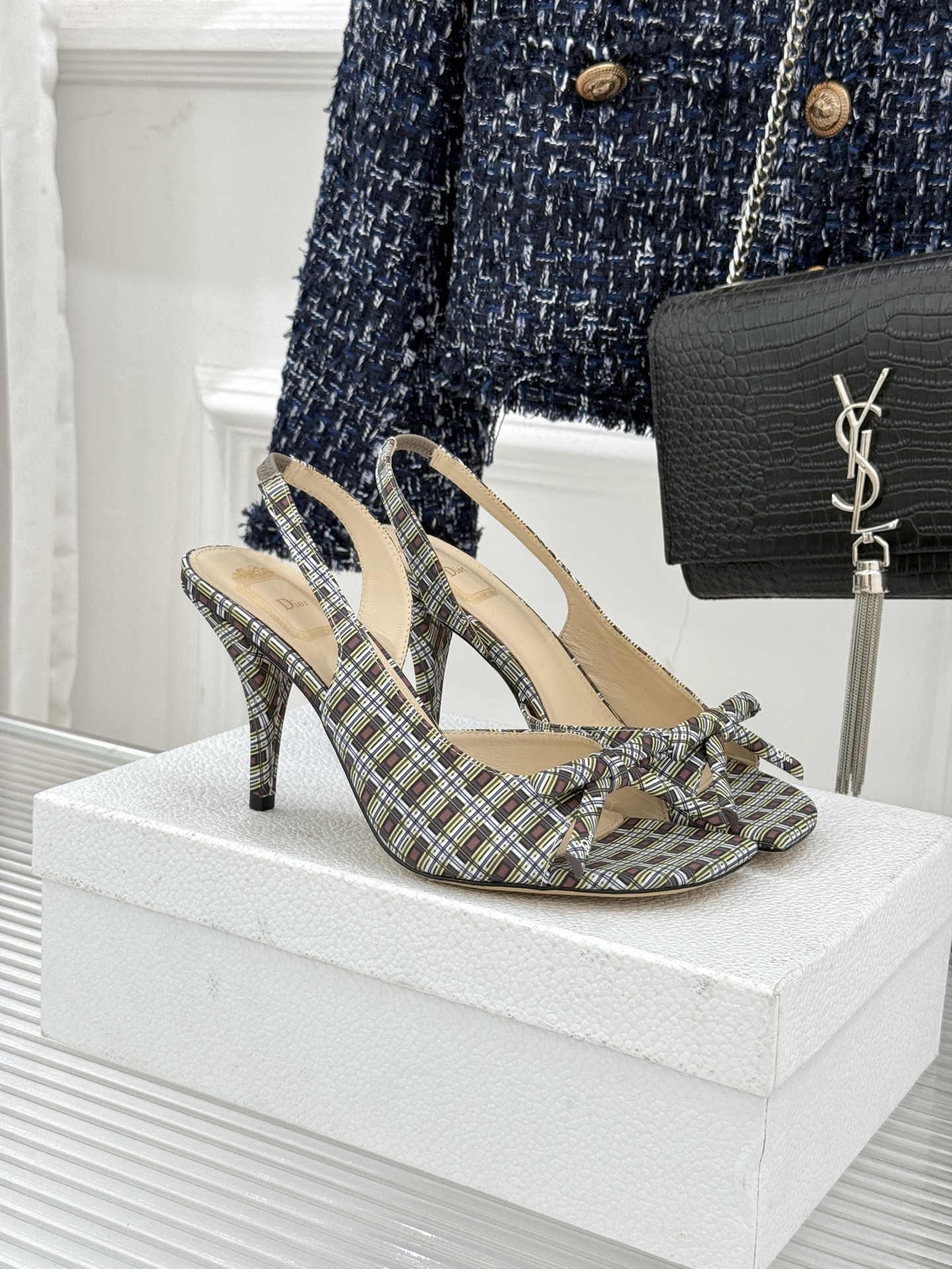 Dior/迪奥26WF早春新品蝴蝶结系列鱼嘴凉鞋当罗马阿尔巴尼别墅的早春晨光吻过迪奥工坊的缎面裁片这双凉