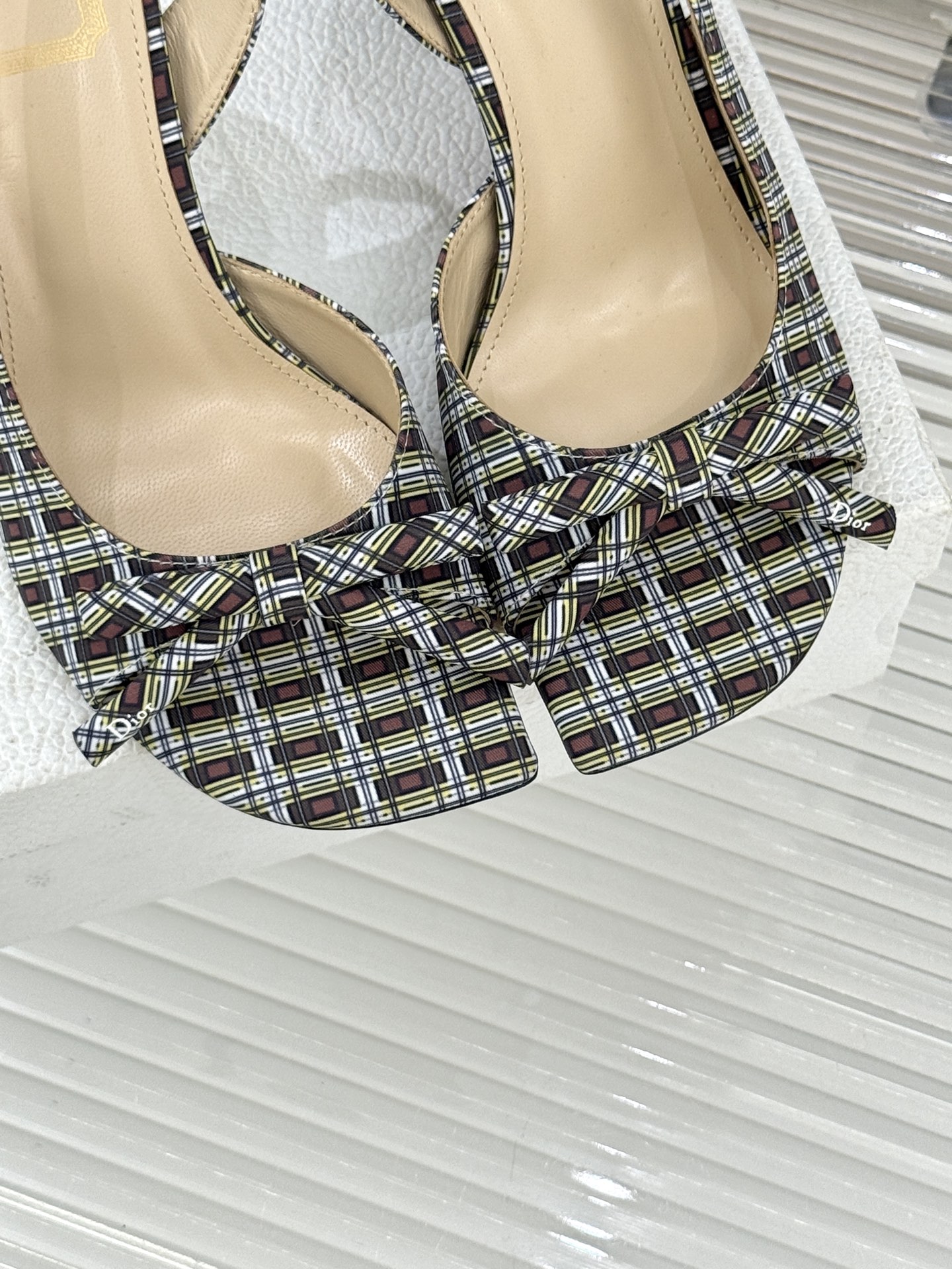 Dior/迪奥26WF早春新品蝴蝶结系列鱼嘴凉鞋当罗马阿尔巴尼别墅的早春晨光吻过迪奥工坊的缎面裁片这双凉