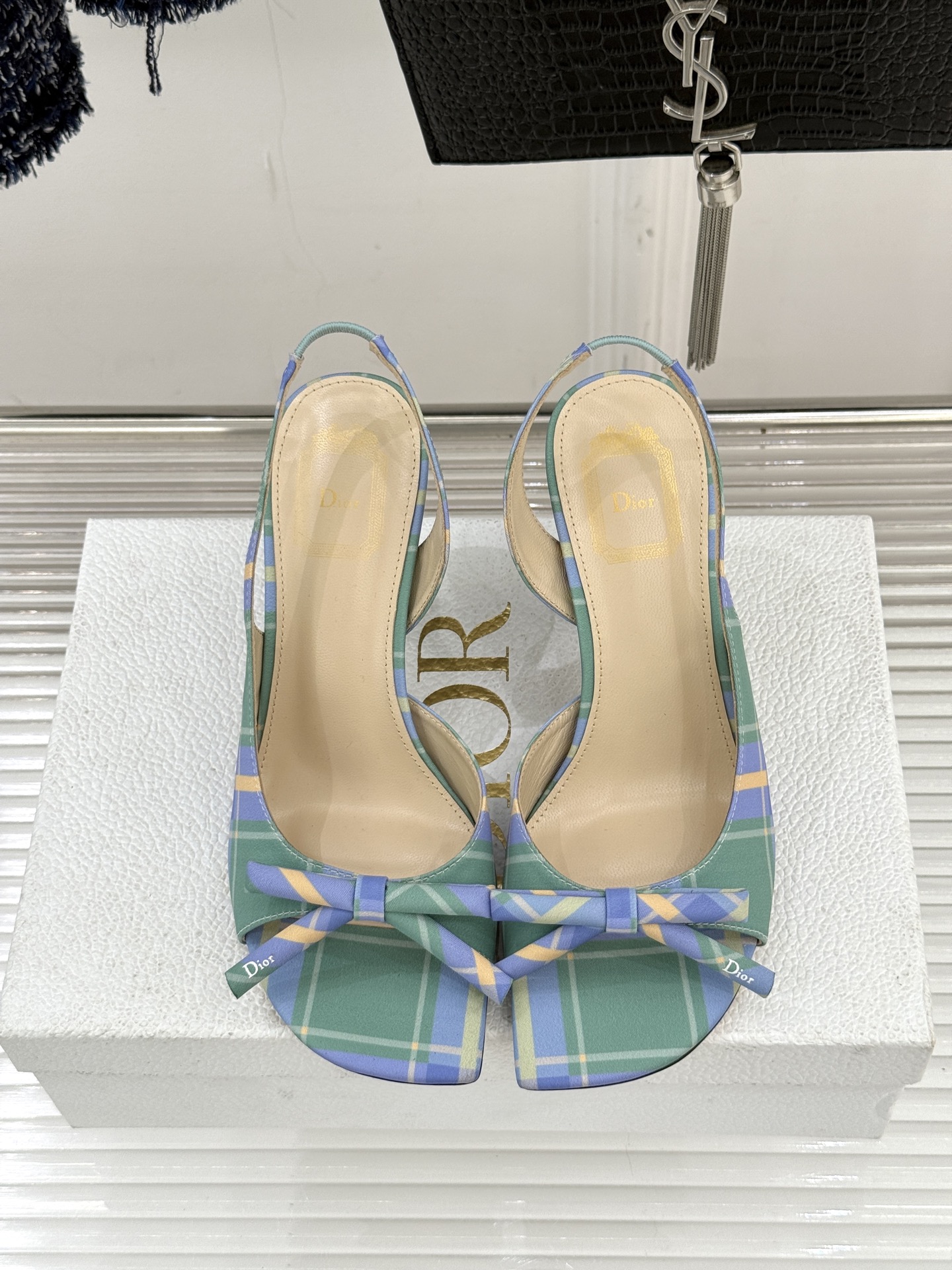 Dior/迪奥26WF早春新品蝴蝶结系列鱼嘴凉鞋当罗马阿尔巴尼别墅的早春晨光吻过迪奥工坊的缎面裁片这双凉