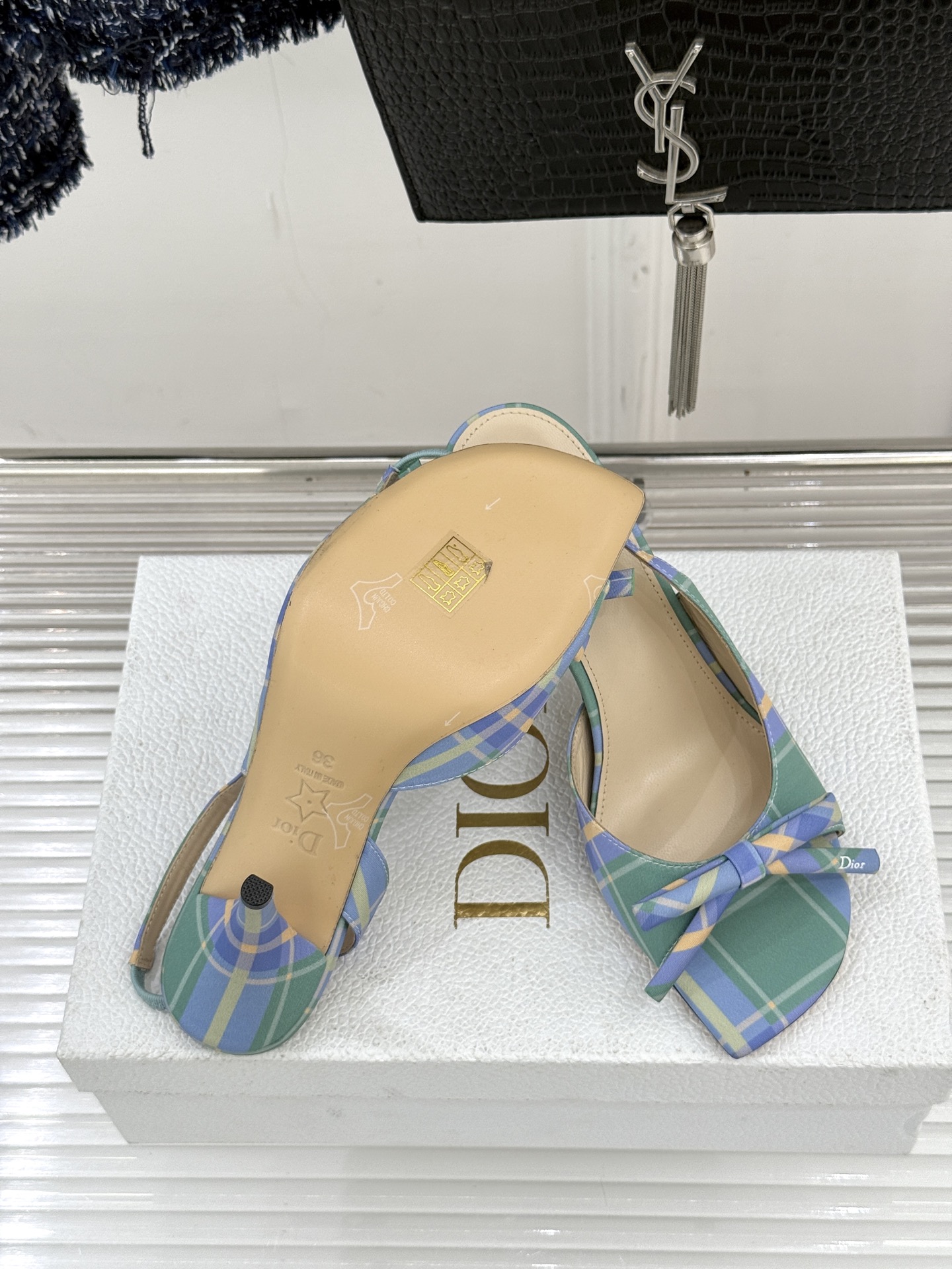 Dior/迪奥26WF早春新品蝴蝶结系列鱼嘴凉鞋当罗马阿尔巴尼别墅的早春晨光吻过迪奥工坊的缎面裁片这双凉