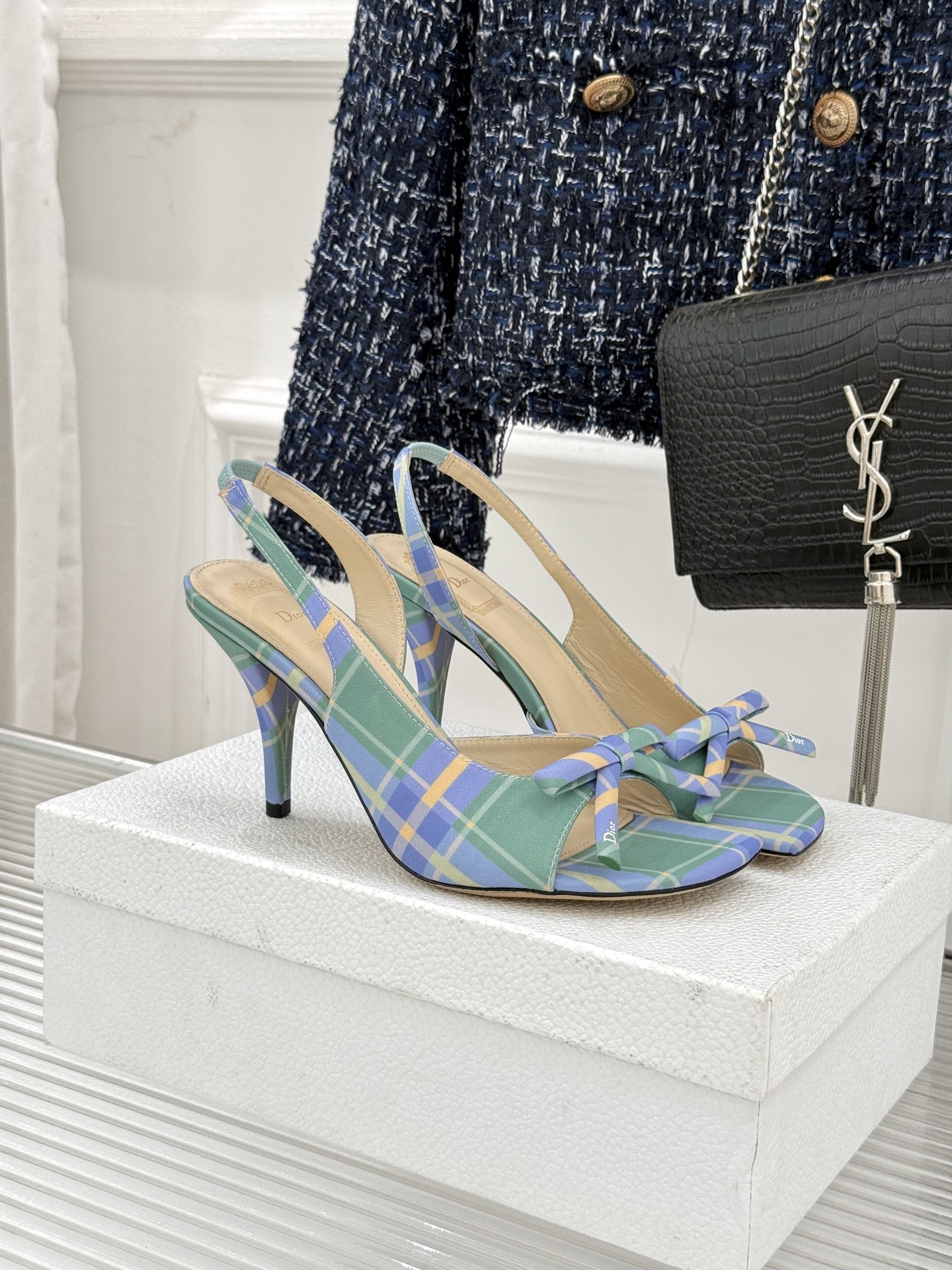 NO:694918,Dior/Dior 26WF early spring new bow series fish mouth sandals When the early spring morning light of the Albani villa in Rome kissed the satin panels of the Dior workshop, these sandals followed the time. With Mr. Dior's beloved bow as the spiritual code, the elegant style of the 1947 New Look and the romantic gene of the 1962 archival bow tie. Every step is an elegant echo across time and space. The classic fish mouth design neatly opens the toe.  The three-dimensional bow that just exposes the most slender curvature of the toes is the soul of early spring outfits. The brand's archive bow is deconstructed and reshaped. The flat style is the ultimate expression of relaxation in early spring. The golden height of 6.5cm is tall and straight without being sharp, allowing even small people to easily have golden body proportions. It can take care of your heart and rush throughout early spring. The fabric is made of original custom leather, and the lining of the toes is made of sheepskin. The genuine leather outsole imported from Italy  size35-39 (34/40/4142 customized), high heels sandals, dior, dior, sandals, high heels, sheepskin, gold, Leather soles19860909Dior/迪奥26WF早春新品蝴蝶结系列 鱼嘴凉鞋 当罗马阿尔巴尼别墅的早春晨光 吻过迪奥工坊的缎面裁片 这双凉鞋便循着时光而来 以迪奥先生钟爱的蝴蝶结为精神密码 将1947年New Look的优雅风骨 1962年典藏领结的浪漫基因 每一步都是跨越时空的优雅回响. 经典鱼嘴设计利落露趾 恰好露出脚趾最纤细弧度 立体蝴蝶结 是早春穿搭的灵魂点睛. 将品牌典藏蝴蝶结解构重塑 平底款是早春松弛感的终极表达 6.5cm黄金高度挺拔不凌厉 让小个子也能轻松拥有黄金身材比例 承包你整个早春的心动与奔赴. 面料采用原版定制皮料 内里踮脚均为羊皮 意大利进口真皮大底 size35-39（34/40/4142定制）,高跟鞋凉鞋,dior,dior,sandals,high heels,sheepskin,gold,Leather soles,Women's Shoes