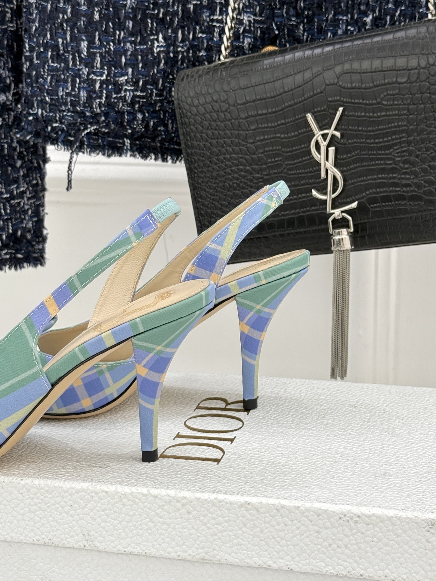 Dior/迪奥26WF早春新品蝴蝶结系列鱼嘴凉鞋当罗马阿尔巴尼别墅的早春晨光吻过迪奥工坊的缎面裁片这双凉