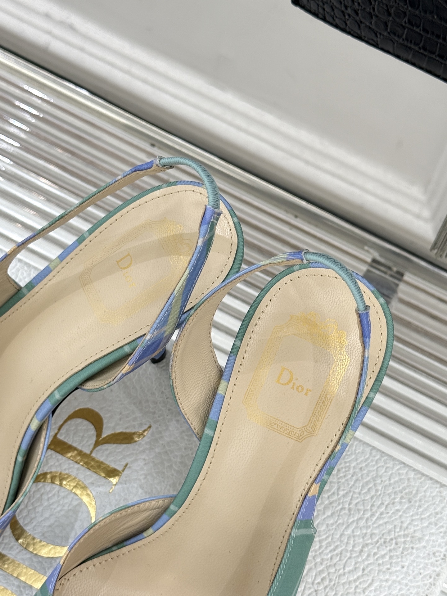 Dior/迪奥26WF早春新品蝴蝶结系列鱼嘴凉鞋当罗马阿尔巴尼别墅的早春晨光吻过迪奥工坊的缎面裁片这双凉