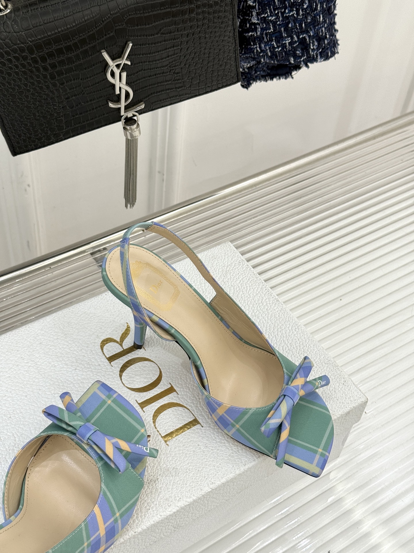 Dior/迪奥26WF早春新品蝴蝶结系列鱼嘴凉鞋当罗马阿尔巴尼别墅的早春晨光吻过迪奥工坊的缎面裁片这双凉